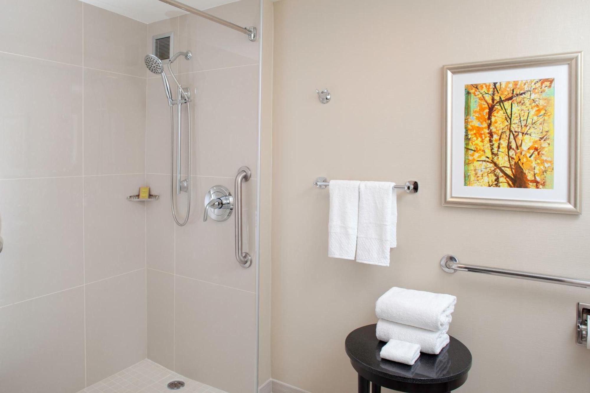 King Room with Roll-in Shower - Mobility and Hearing Accessible/Non-Smoking,1537718272:JPEG