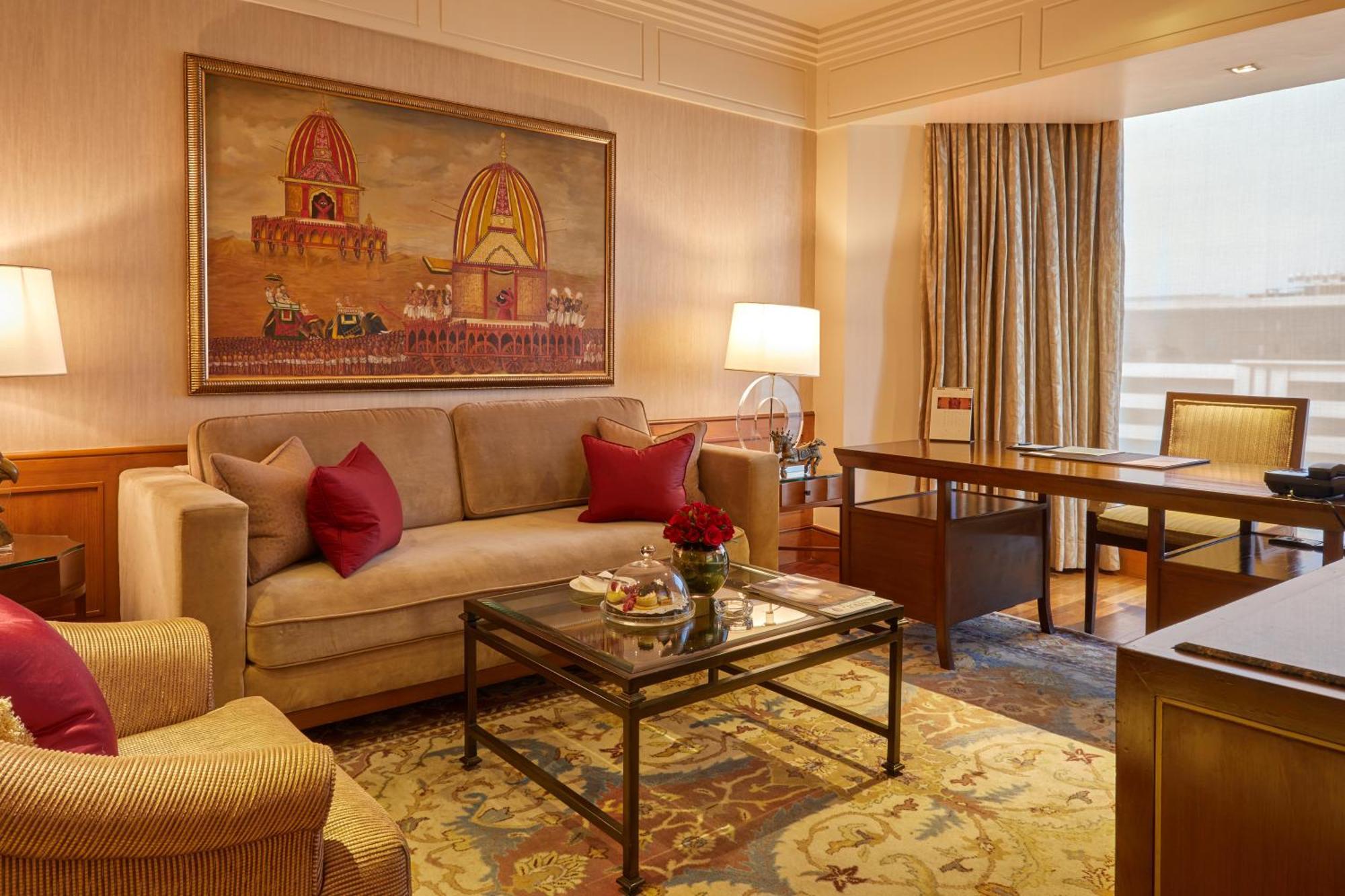 Royal Club Parlor Suite Bathtub Airport Transfers High Tea Evening Cocktail Hours