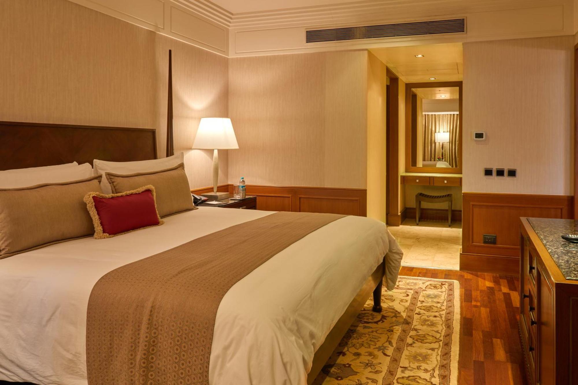 Royal Club Parlor Suite Bathtub Airport Transfers High Tea Evening Cocktail Hours