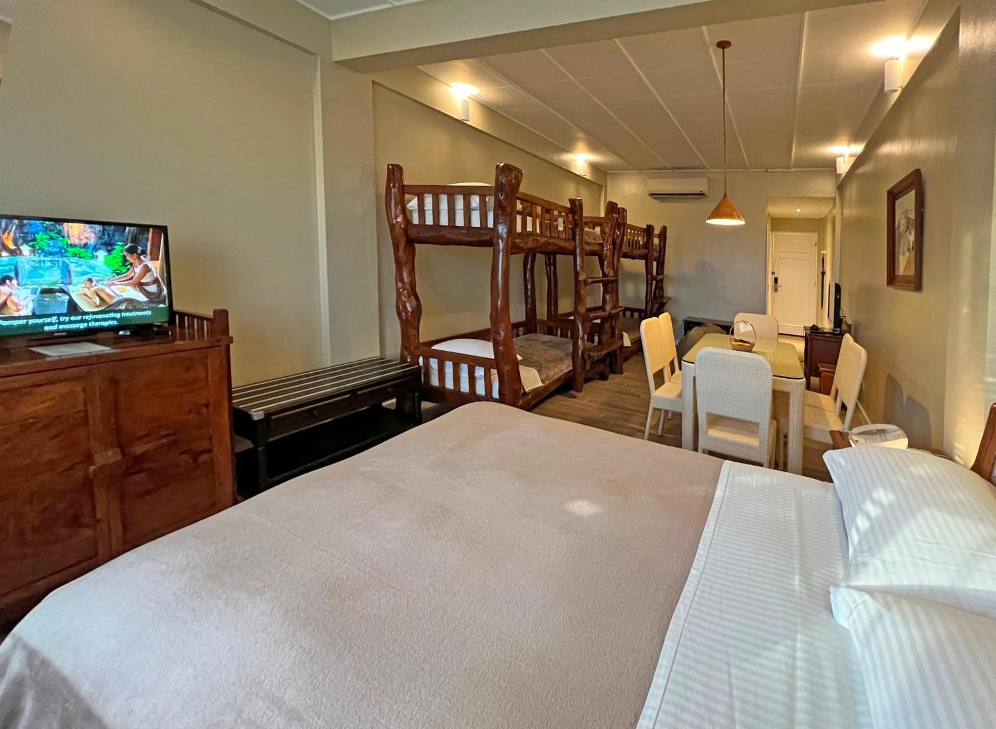 Upper-Level Friends--Family Room Max