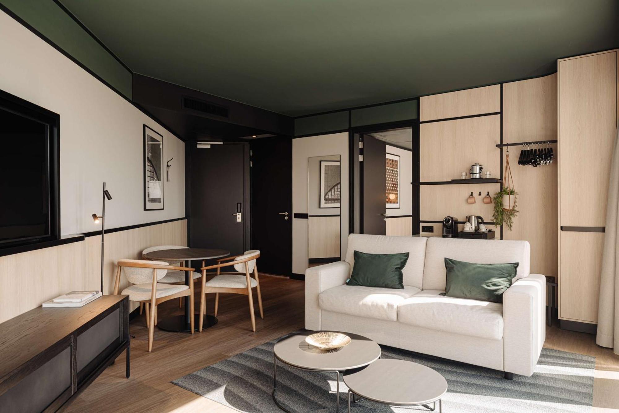 One-Bedroom Superior Suite with City View,1499222008:JPEG