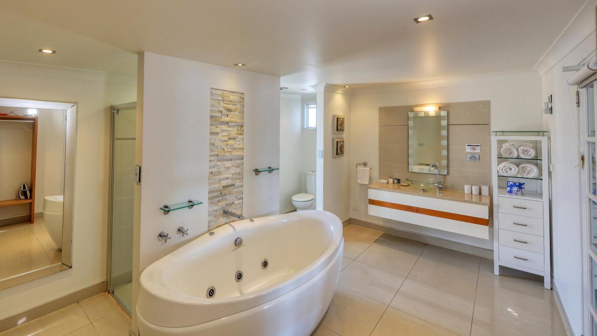 Deluxe King Suite