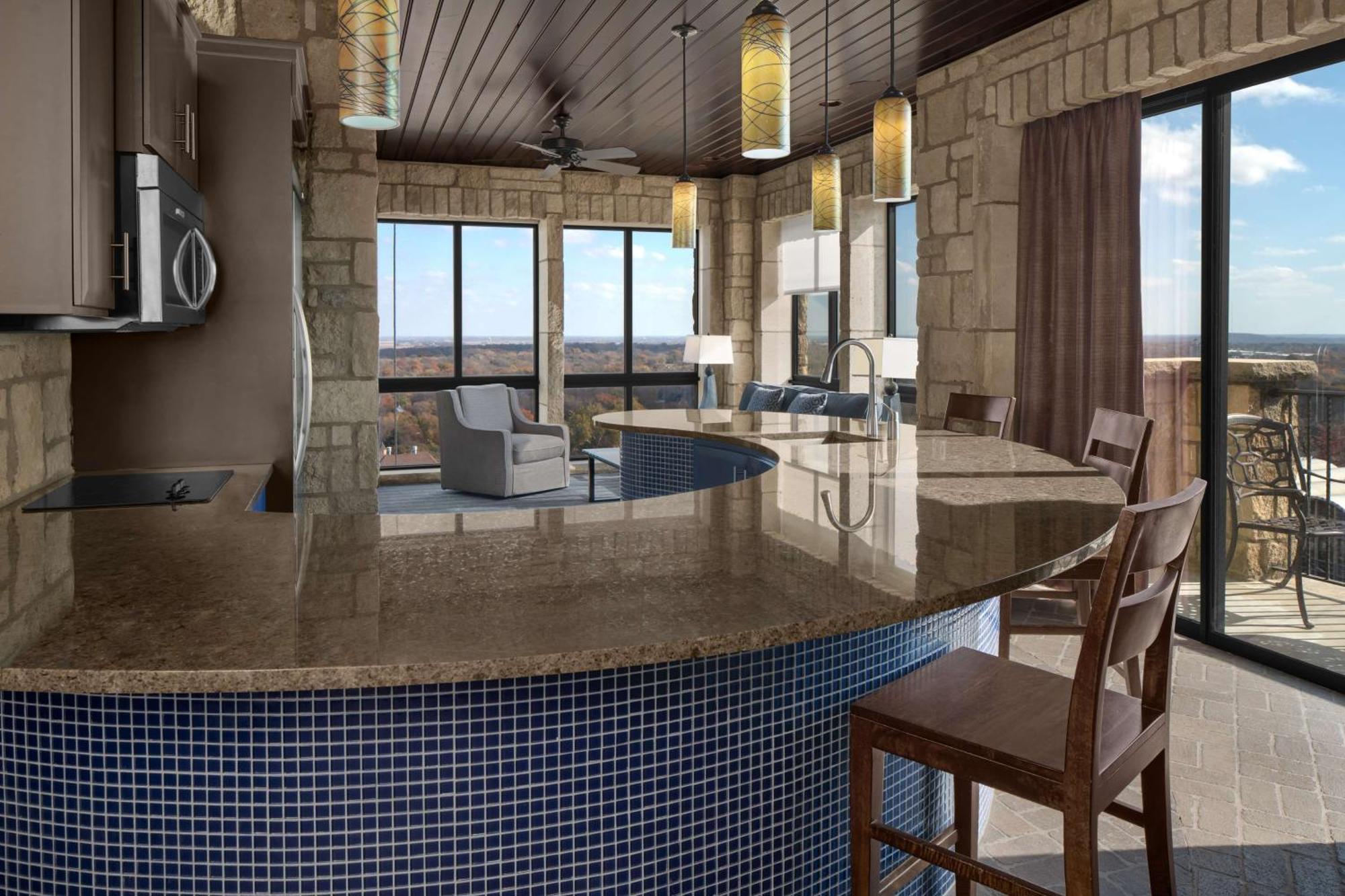 Apartment with king bed,1499404309:JPEG