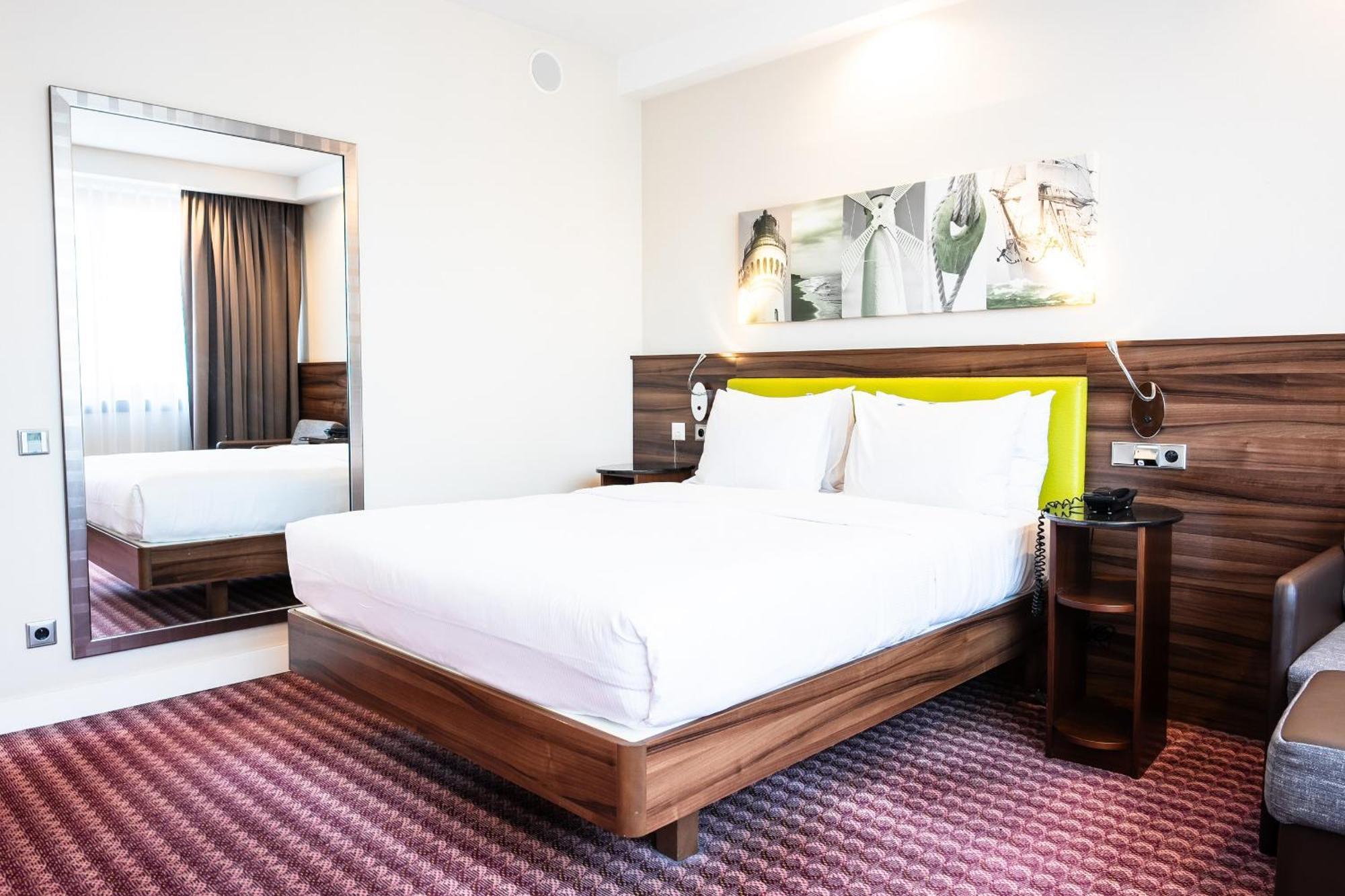 Queen Room Accessible