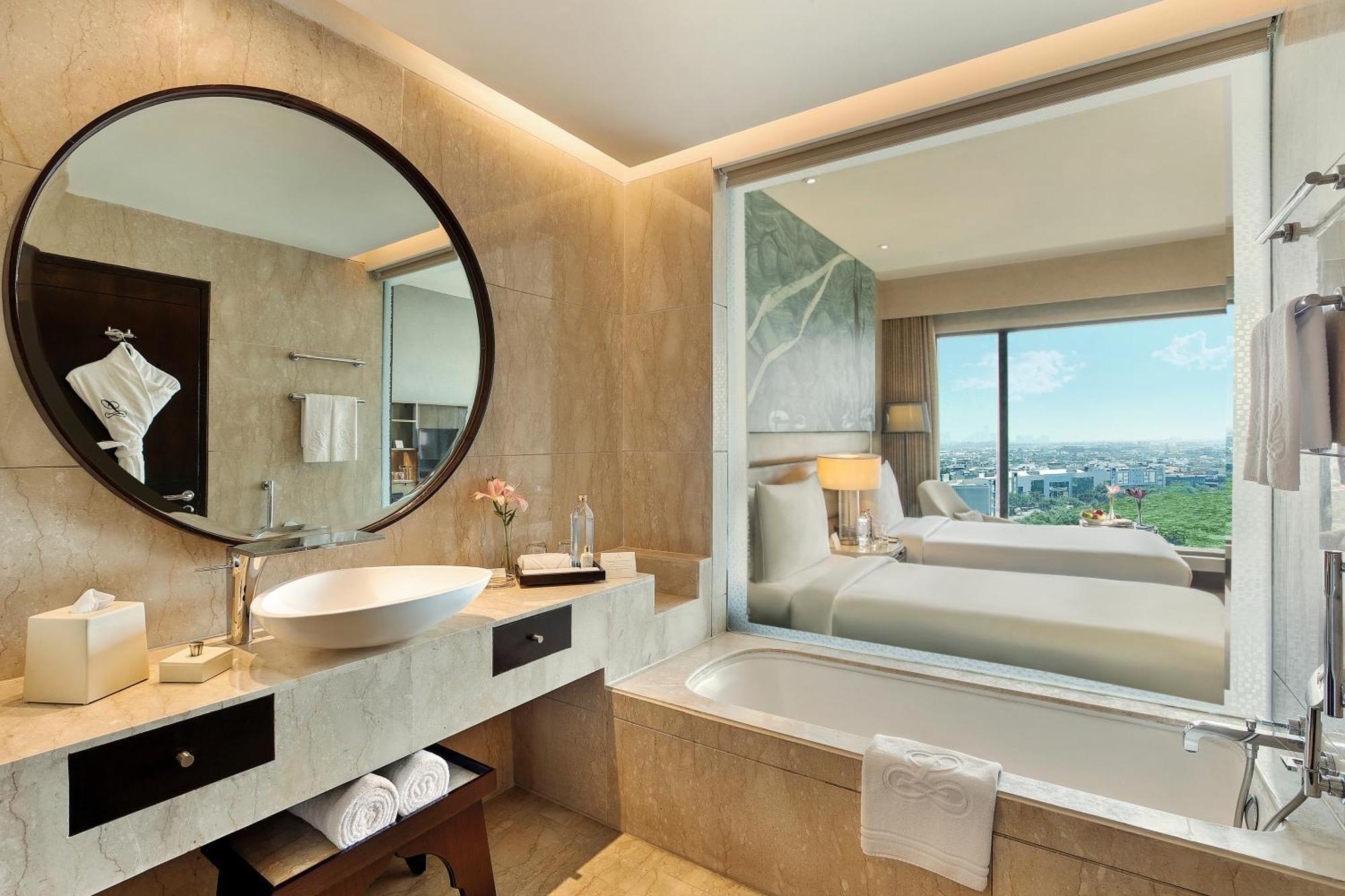 Deluxe Twin Room Bathtub savings on all hotel services
