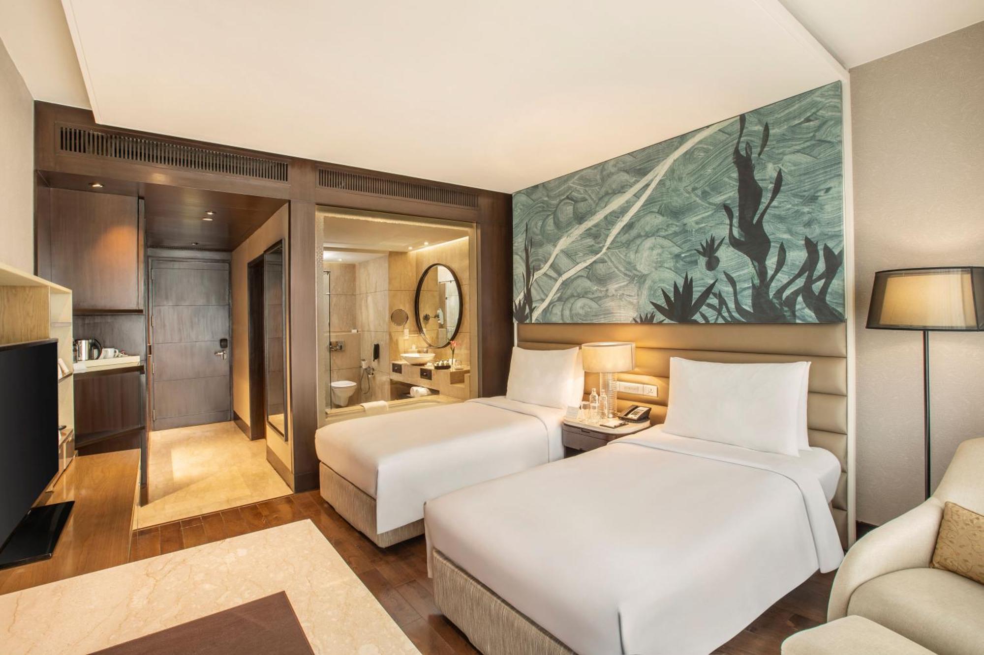 Deluxe Twin Room Bathtub savings on all hotel services