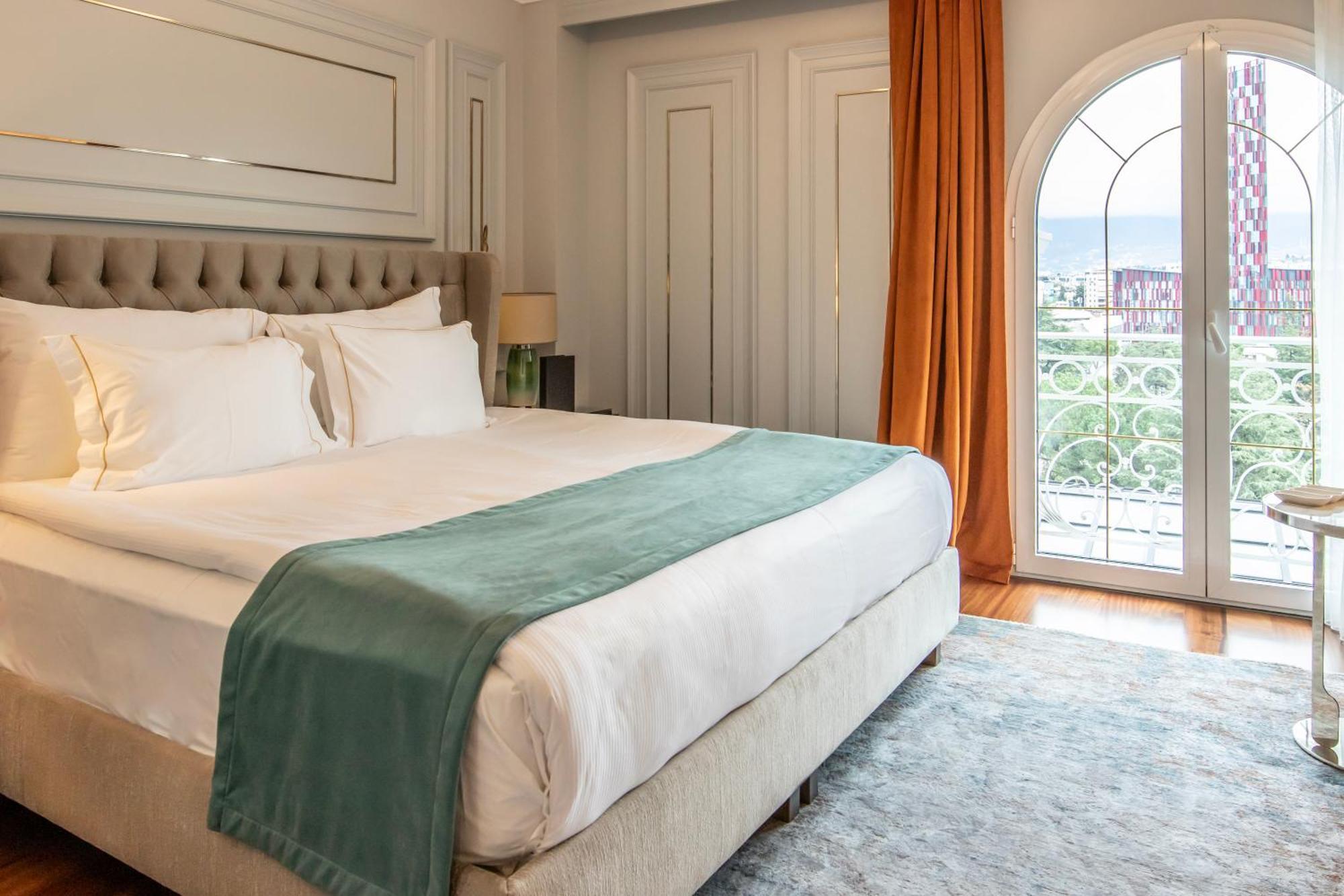 Deluxe King Room City View