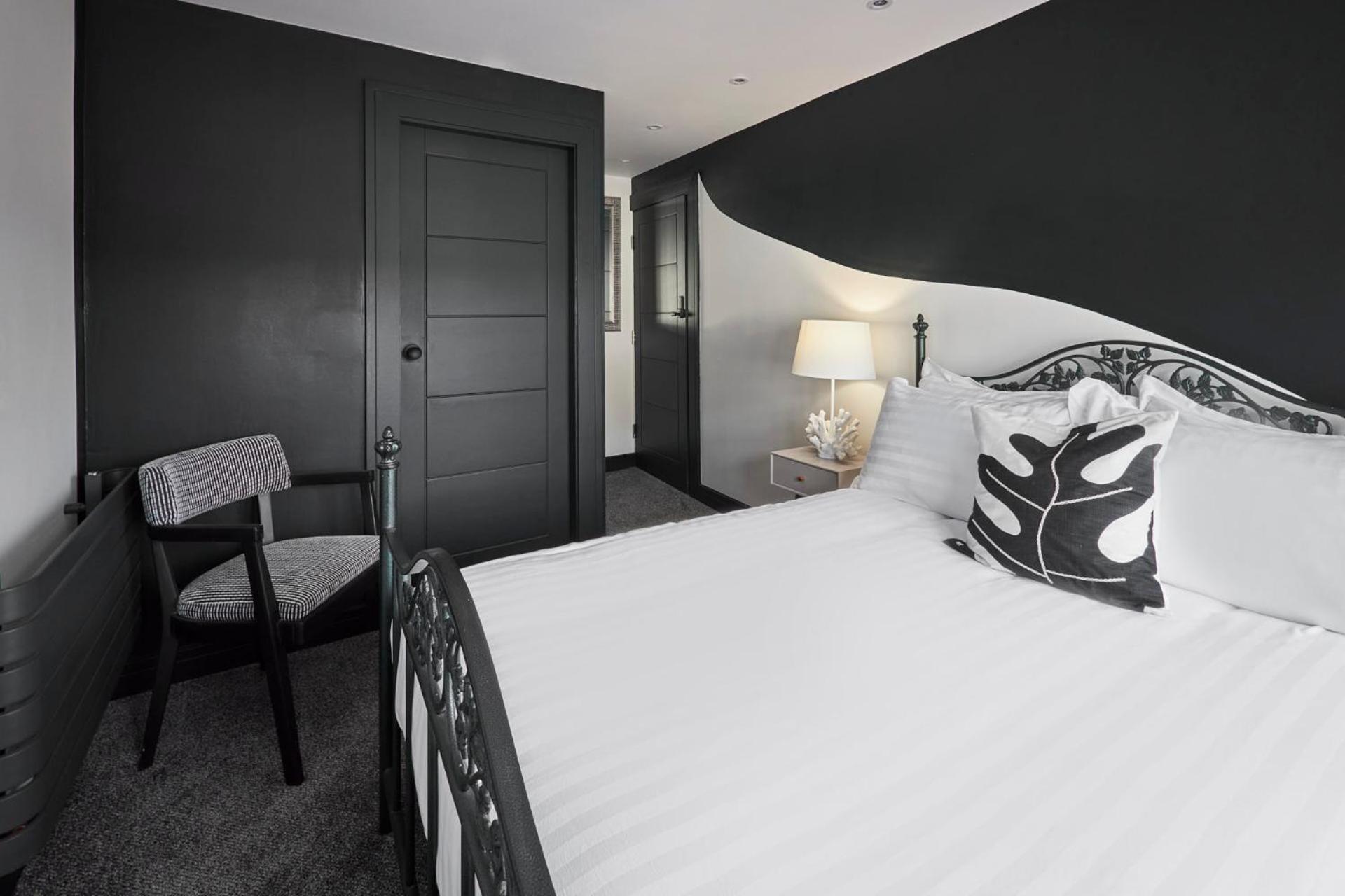 Deluxe Double Room,1511845165:JPEG