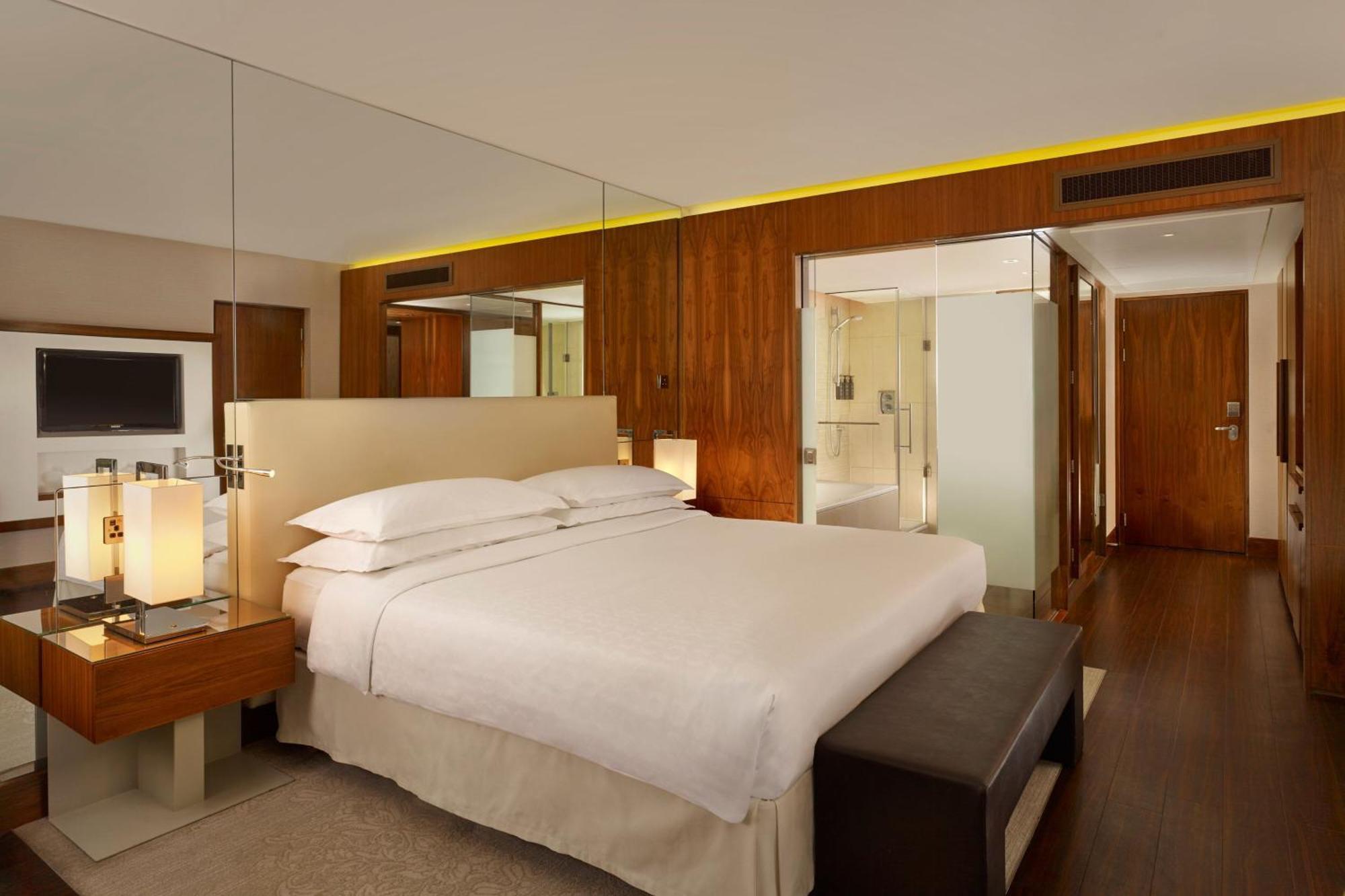 Castle Club Room, Club Lounge access, 1 King,1516367929:JPEG