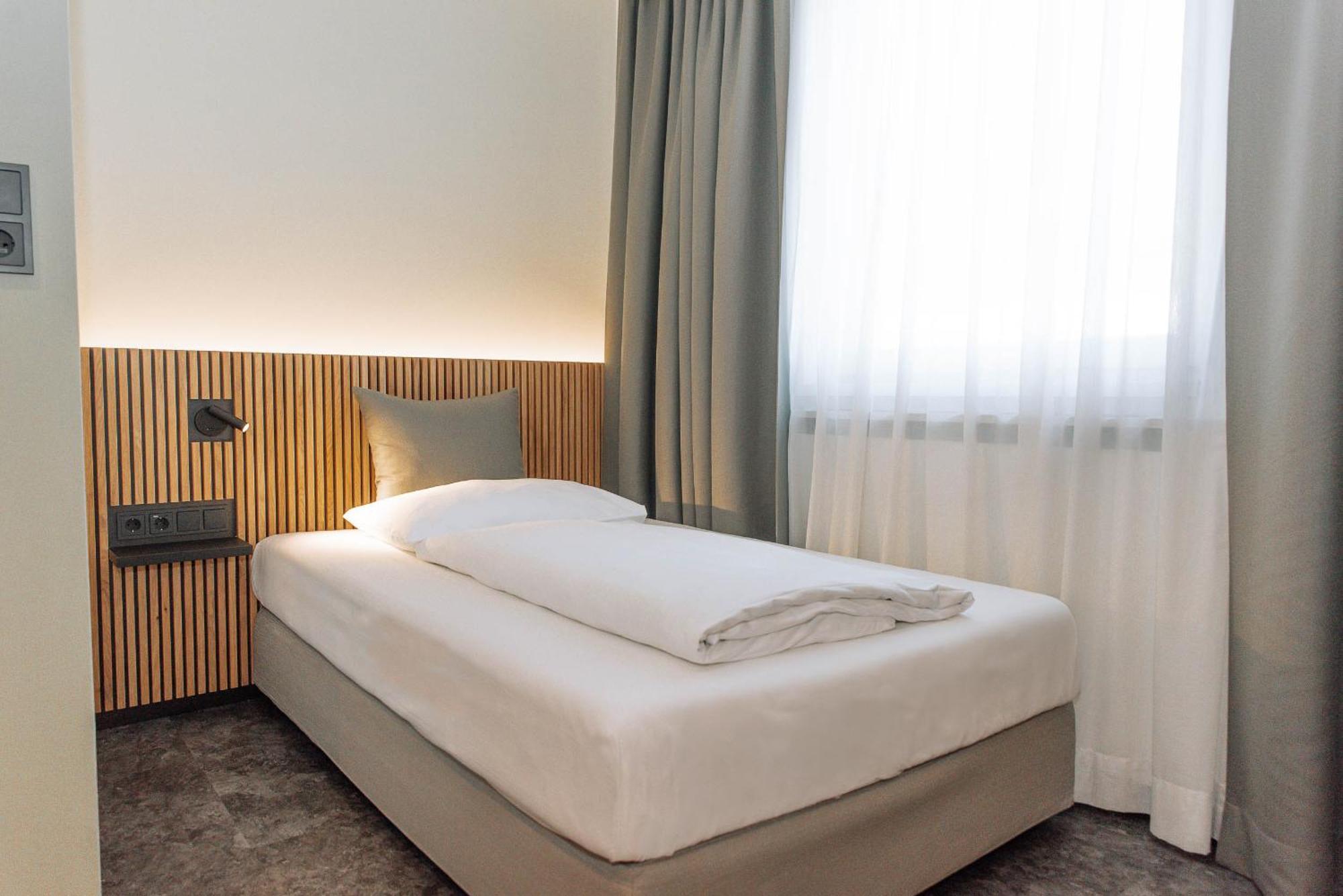 Standard Single Room,1516419082:JPEG