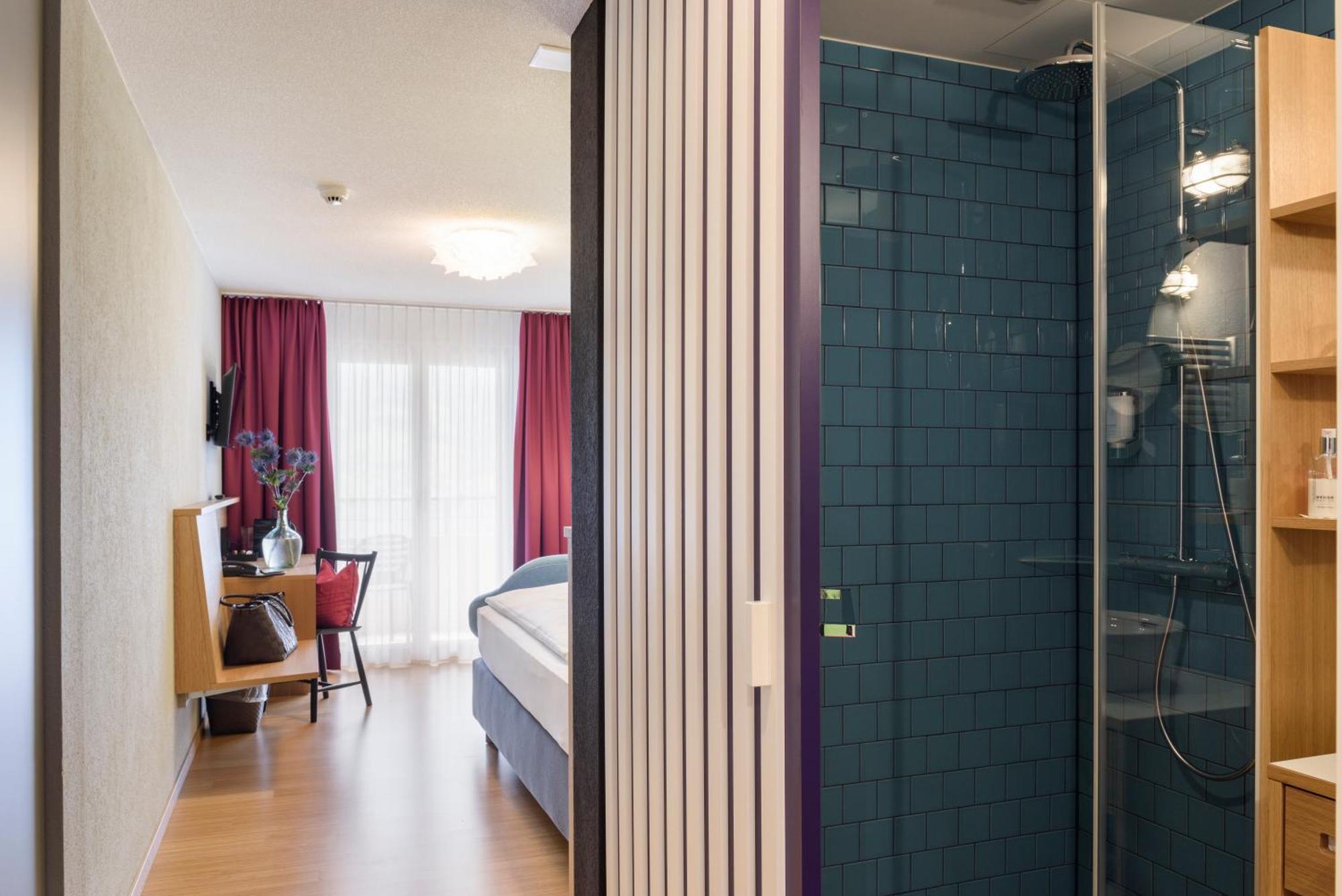 Business Single Room with Balcony and Lake View
