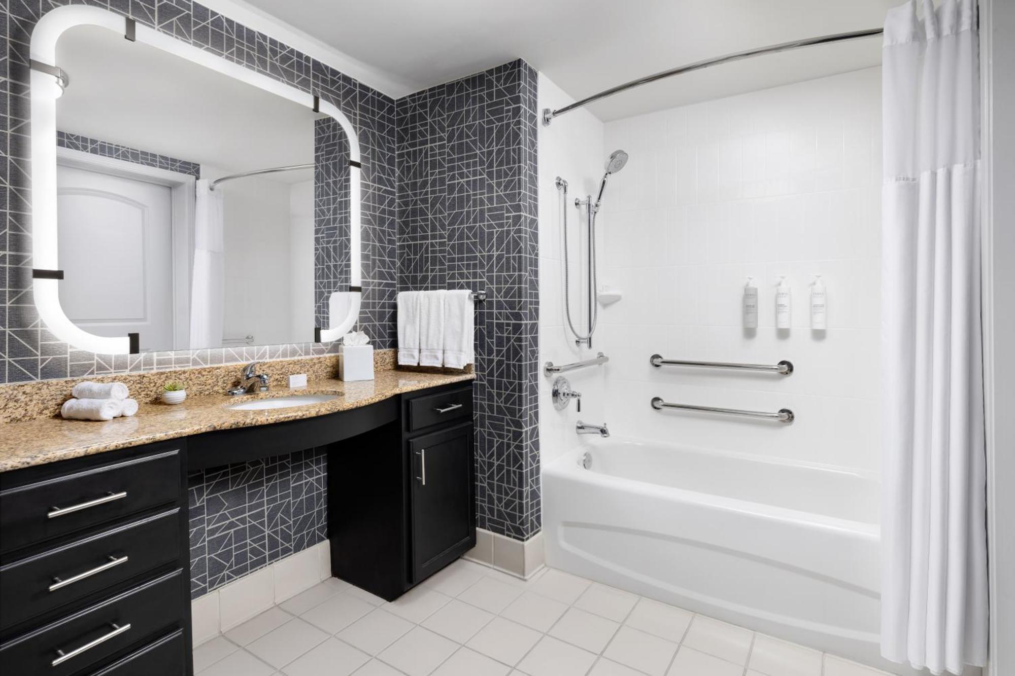 King Suite Bath Tub Mobility or Hearing Accessible or Non-Smoking