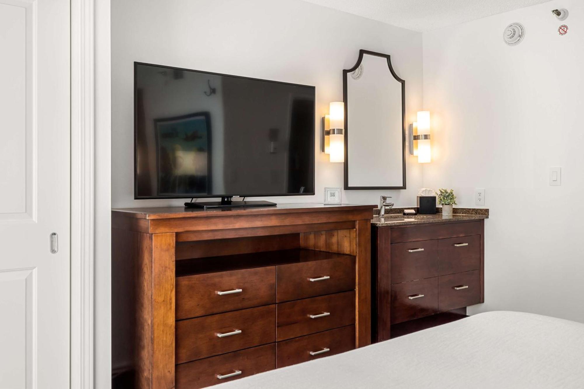 Two-Room Suite with One Queen Bed and Tub - Accessible
