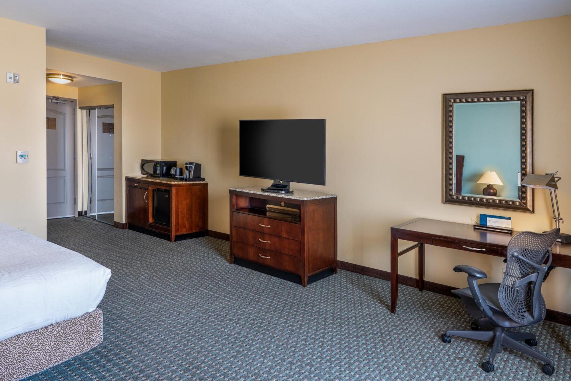 King Room with Bath Tub - Mobility Access