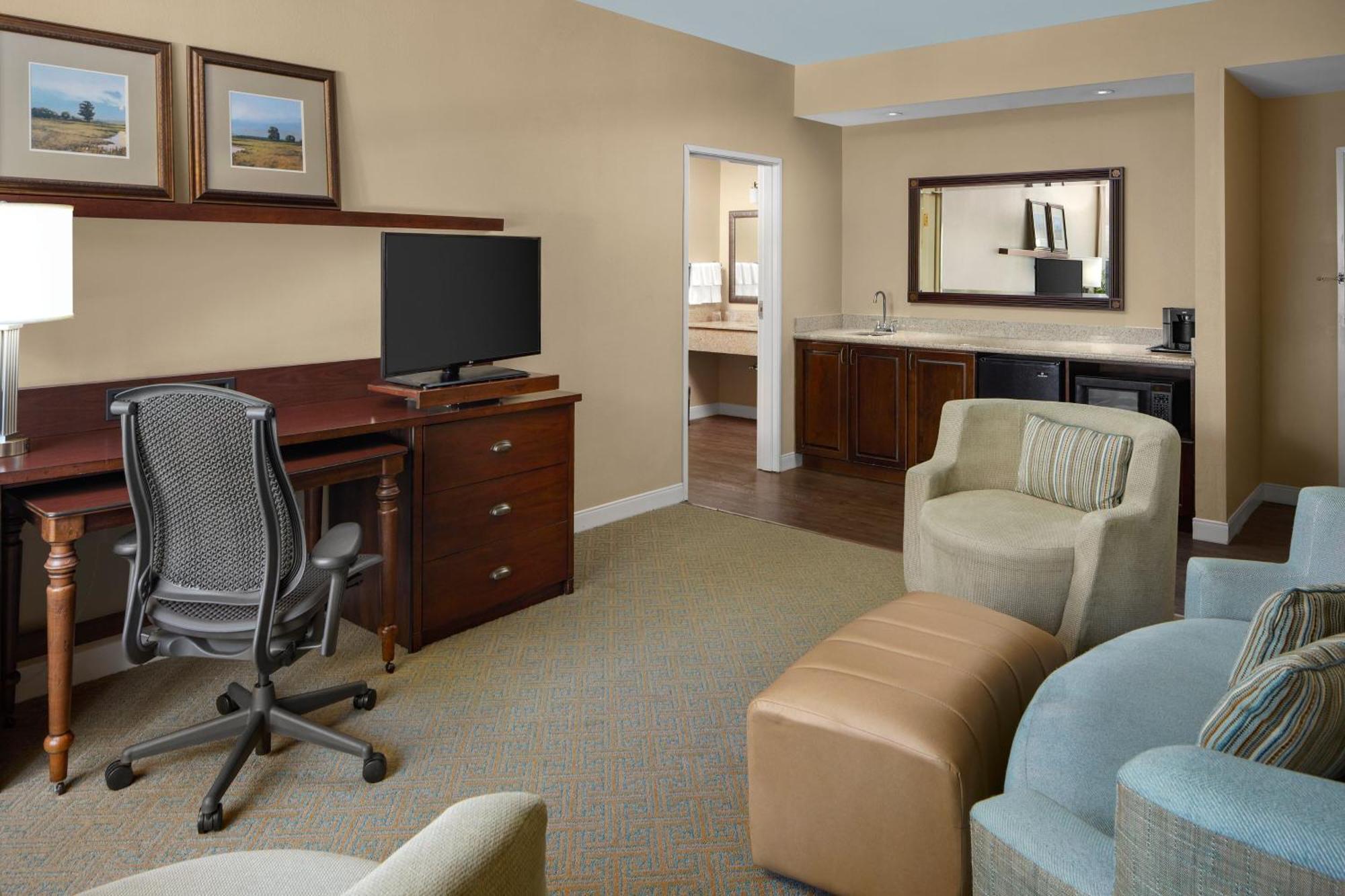 One-Bedroom Queen Suite with Sofa Bed,1713900000:JPEG