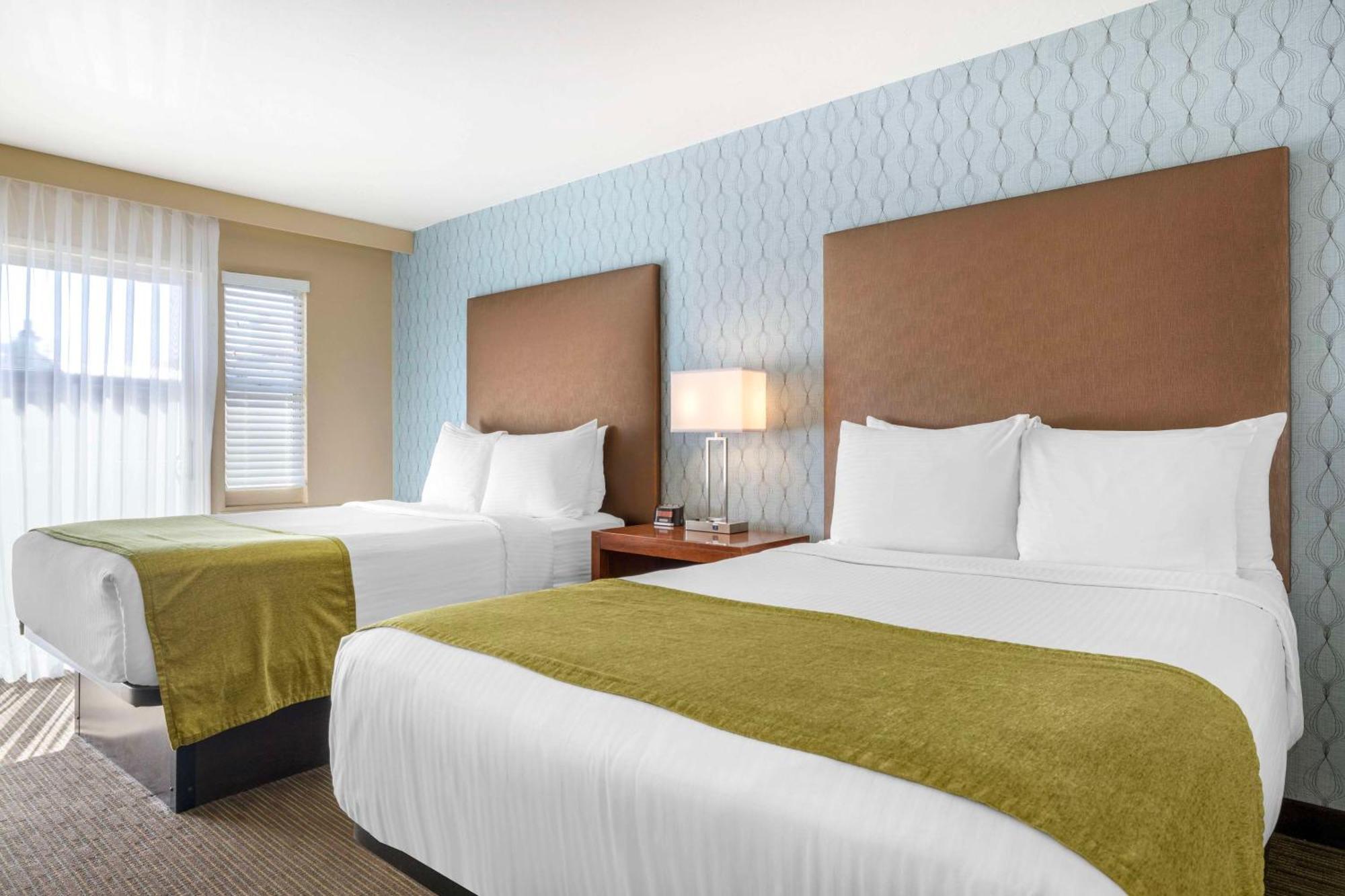 Double Room with Two Double Beds and Partial Ocean View - Balcony/Non-Smoking,1522338973:JPEG