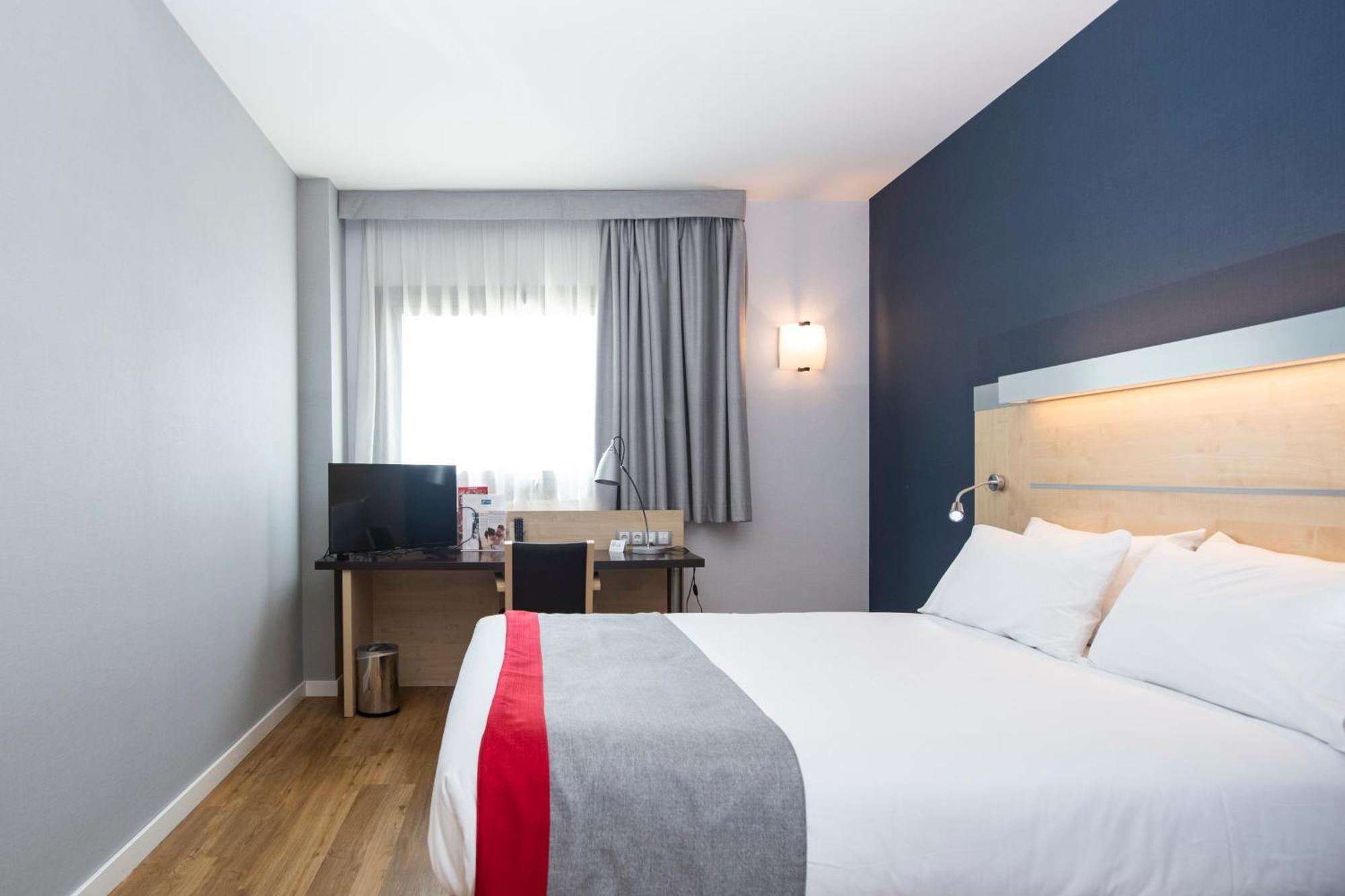 Standard Queen Room Accessible