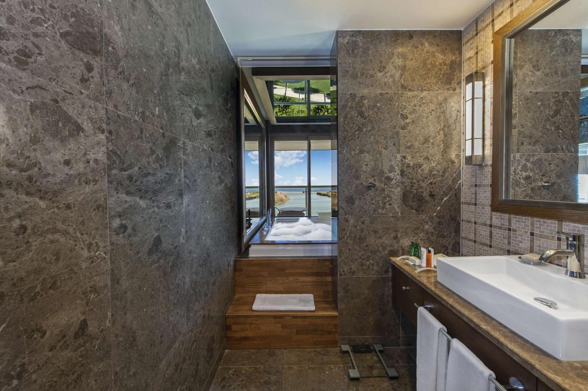 King Corner Suite Swim-up Sea View,1524999094:JPEG
