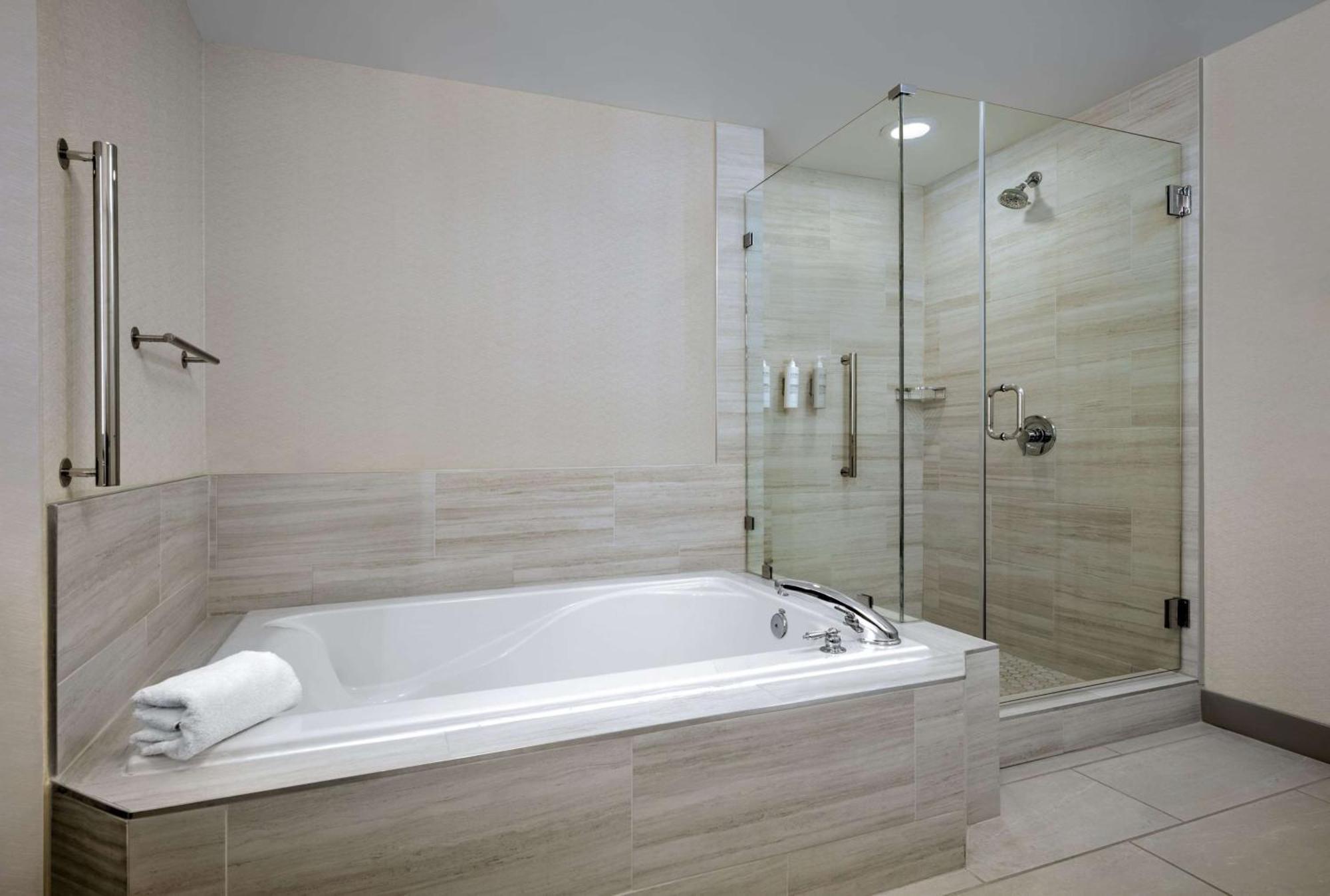 One-Bedroom King Suite with Sofa Bed,1525252723:JPEG