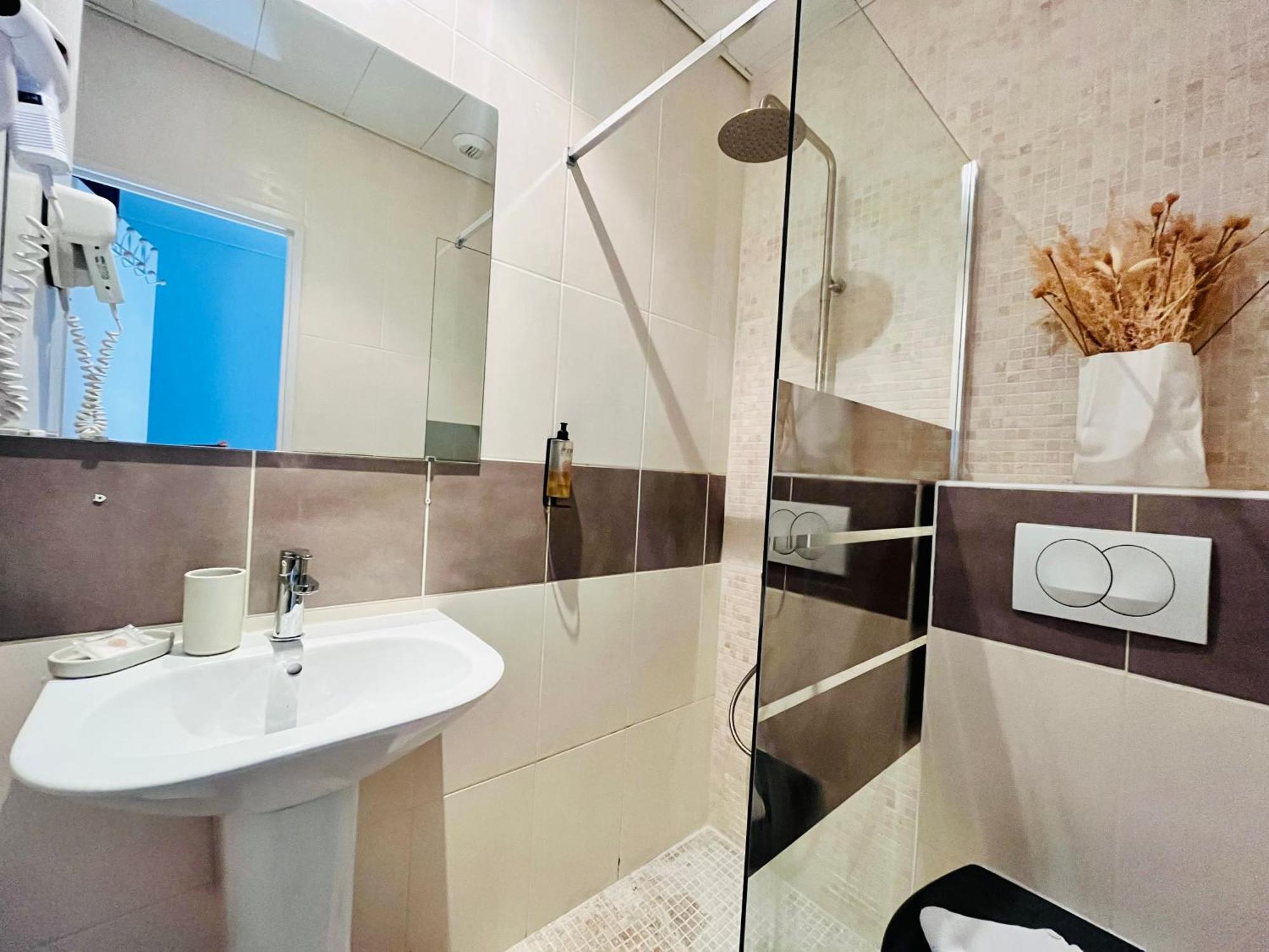 Single Room,1526064172:JPEG