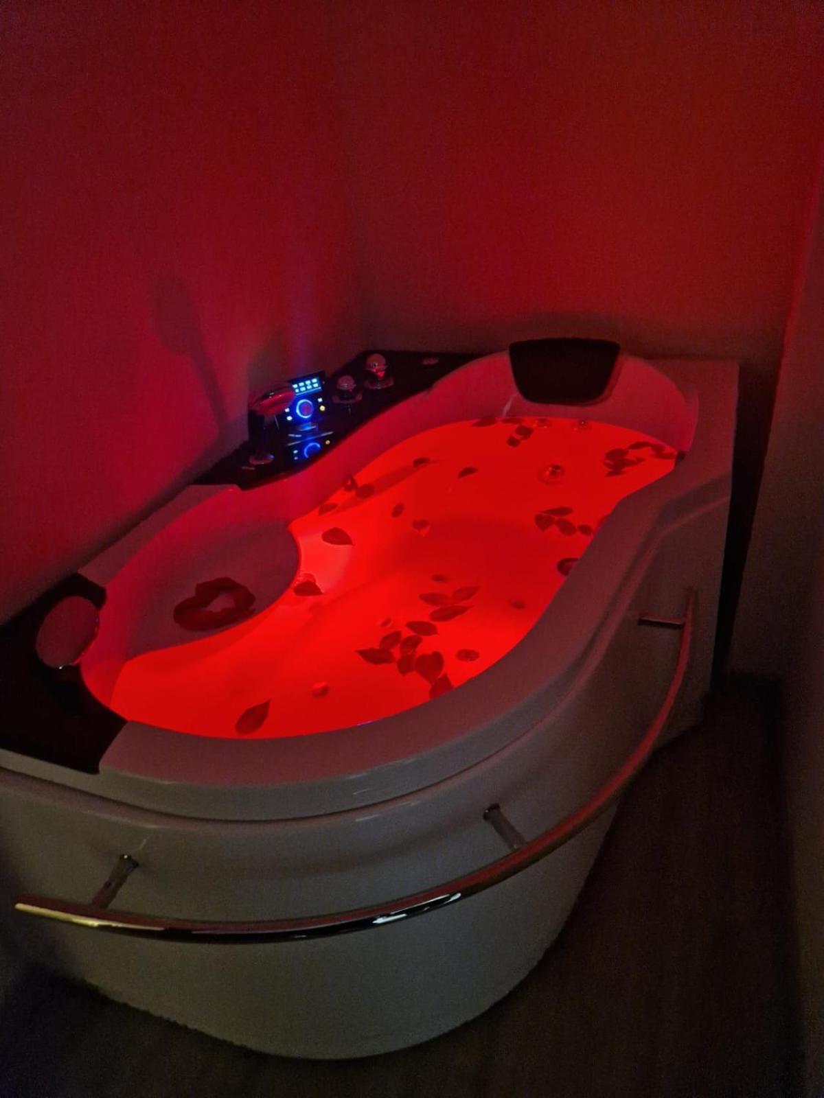 Bedroom with Bathtub,1533246649:JPEG