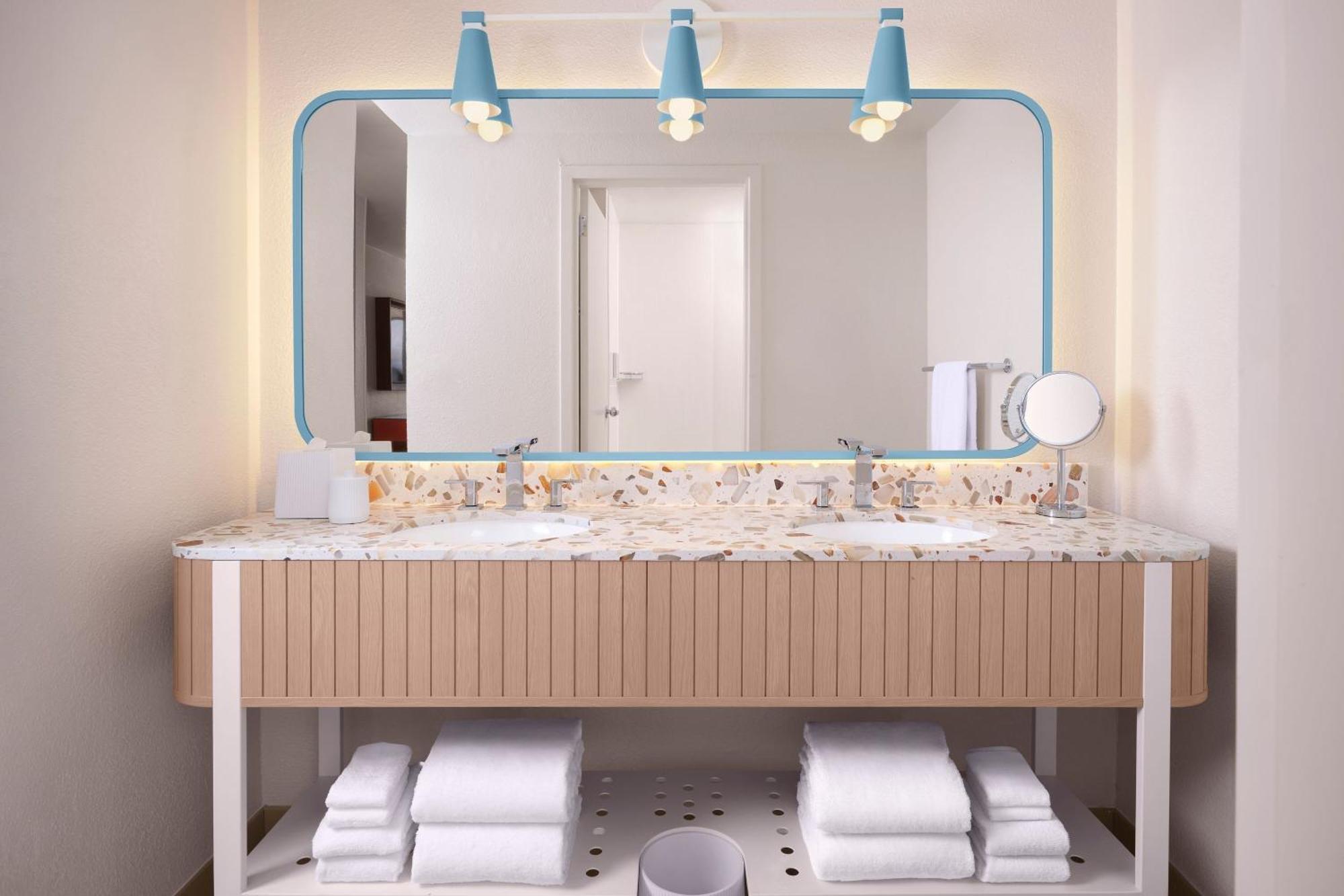 King Guestroom, Resort View with Balcony (Main Resort)