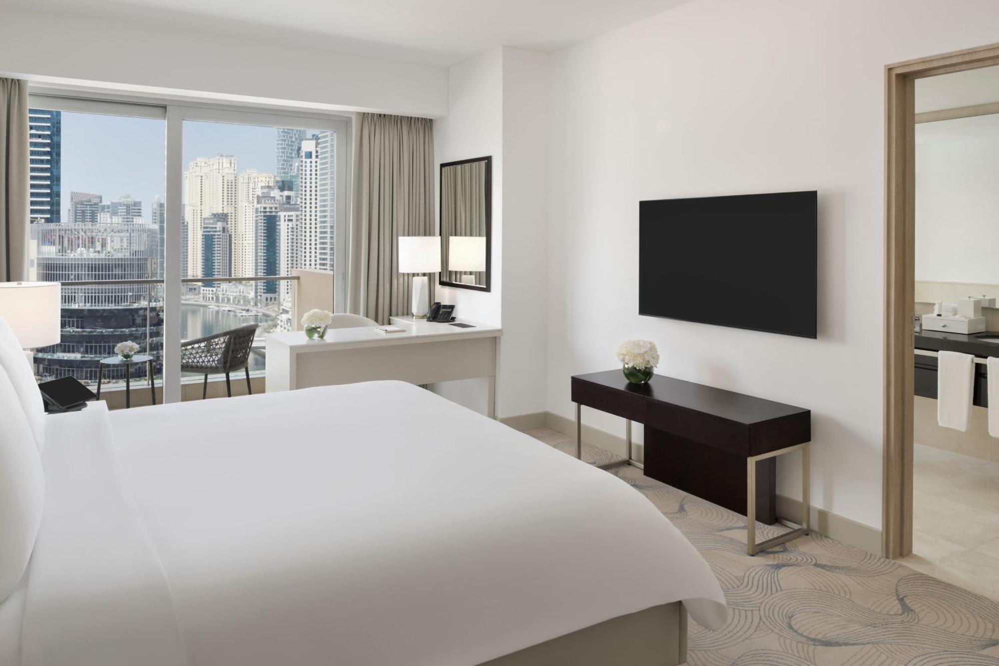 Deluxe Marina View Room, King Bed, Including direct access to Dubai Marina Mall & Marina Walk,1596867563:JPEG
