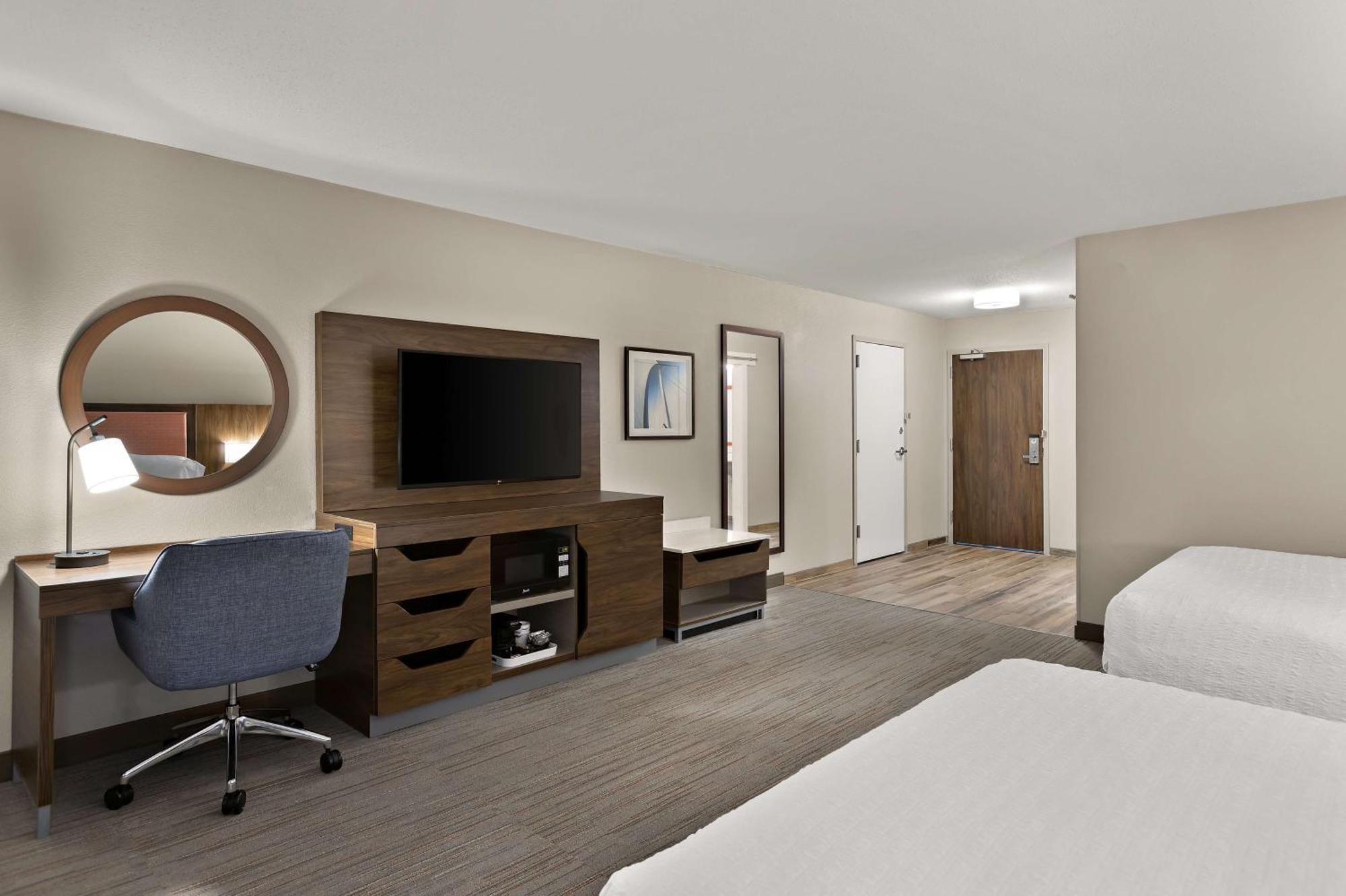 Queen Room Two Queen Beds Mobility Hearing Access or Non-Smoking
