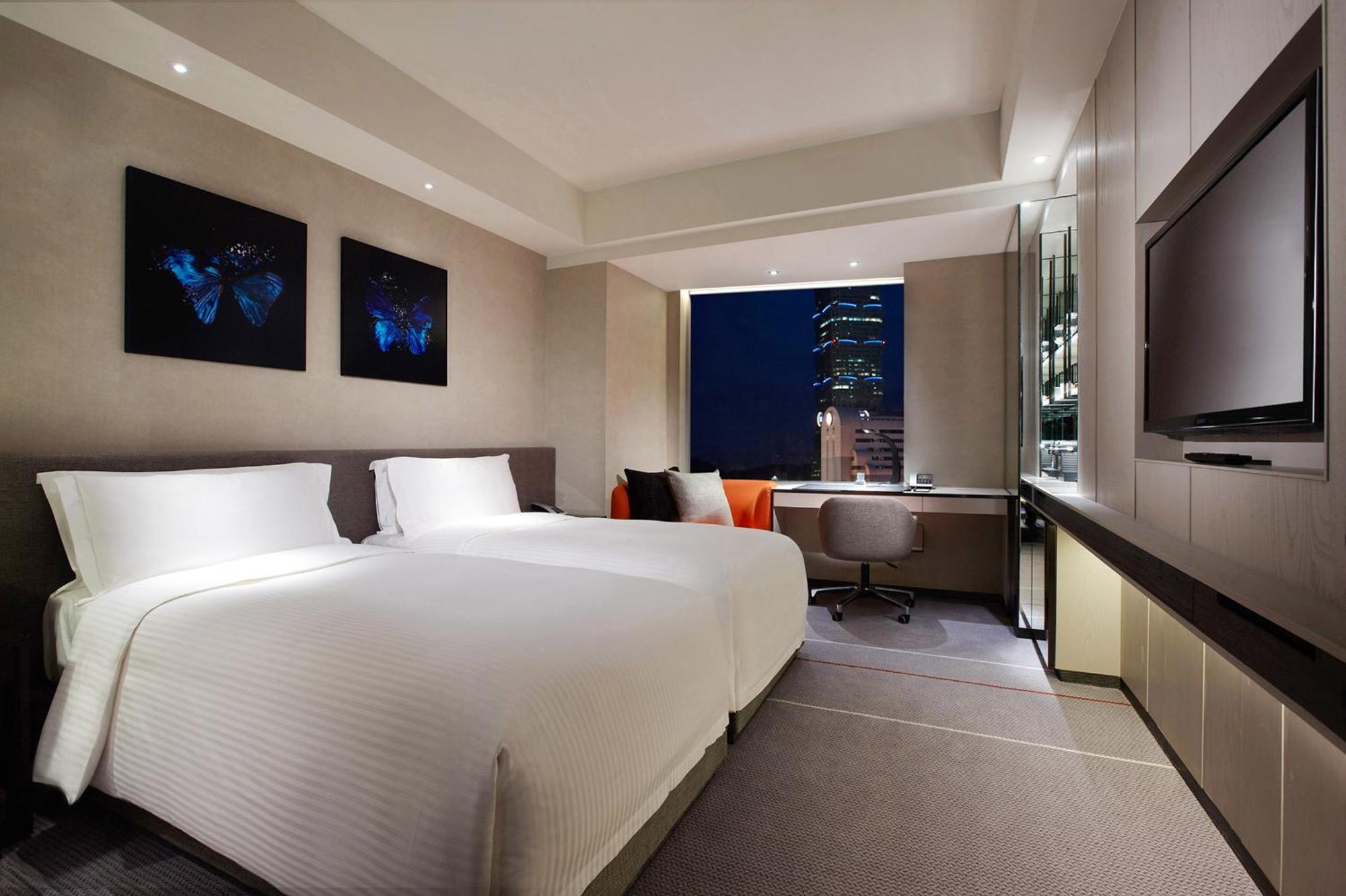 Deluxe King Room with Landmark View