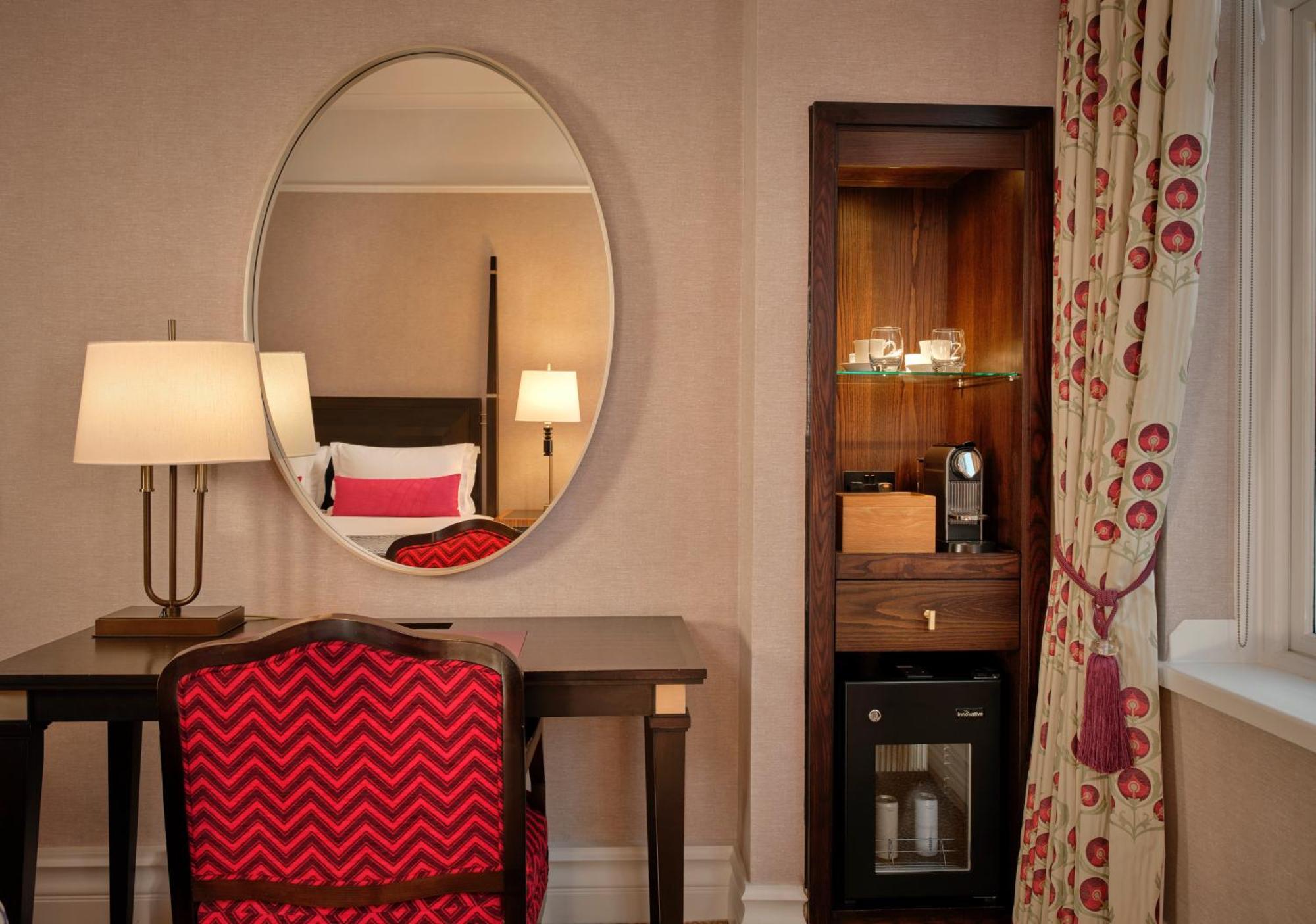 Executive, Larger Guest room, 1 King,1643159131:JPEG