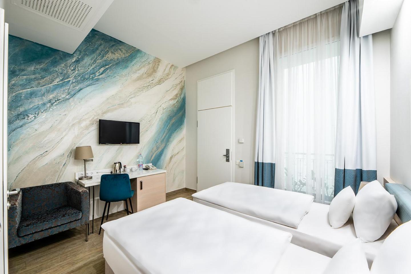 Double or twin room Atrium view