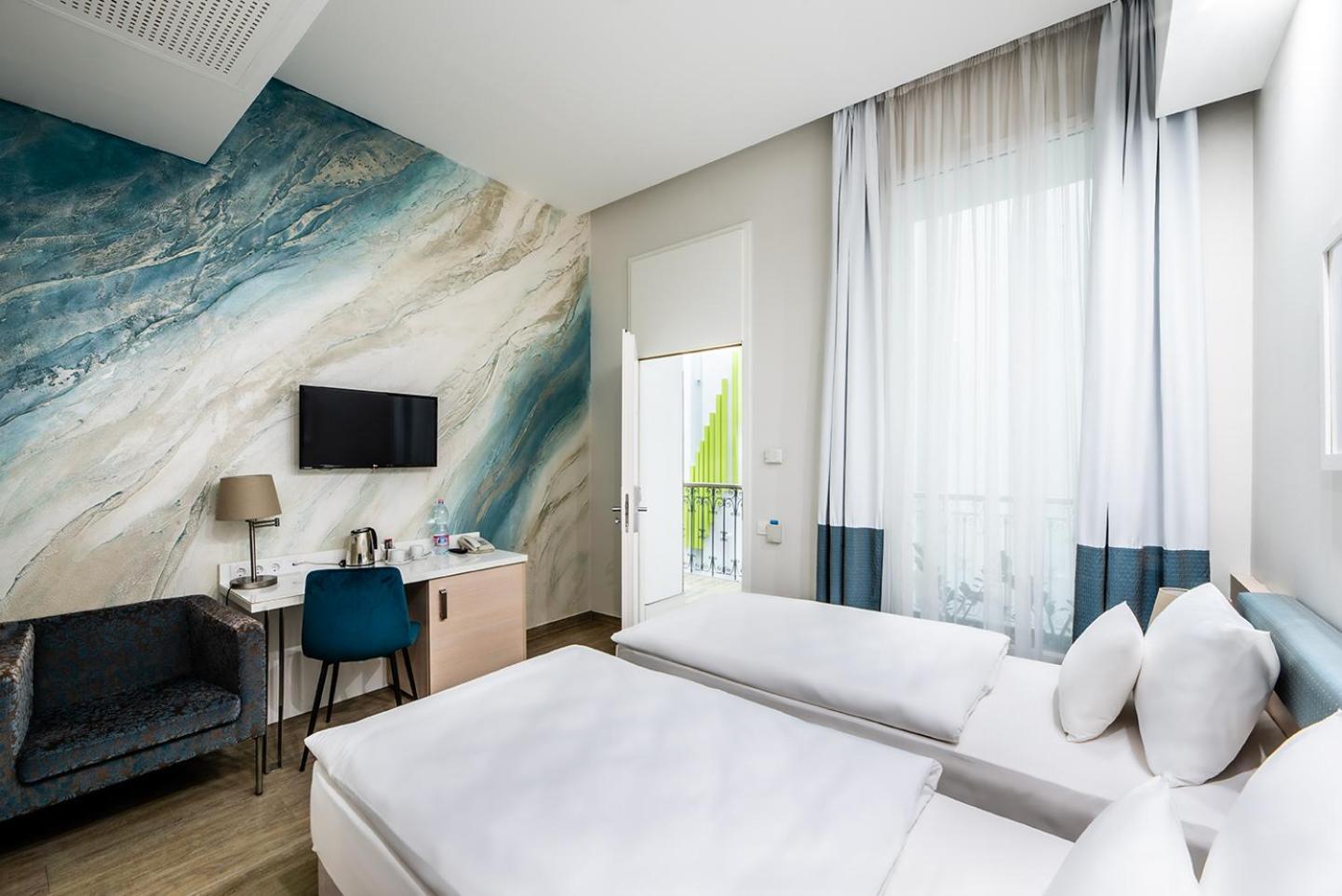 Double or twin room Atrium view