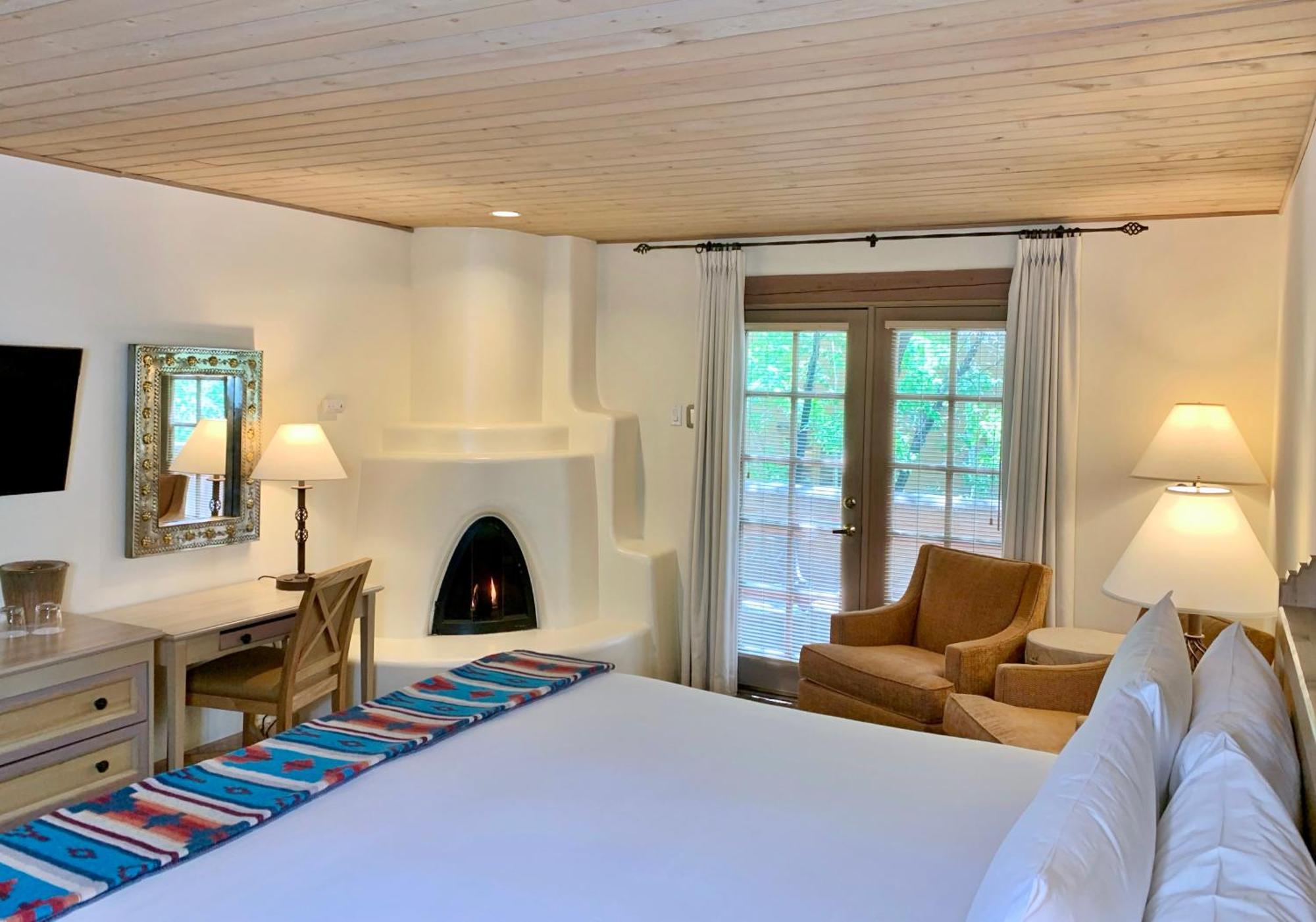 Deluxe King Room Fireplace