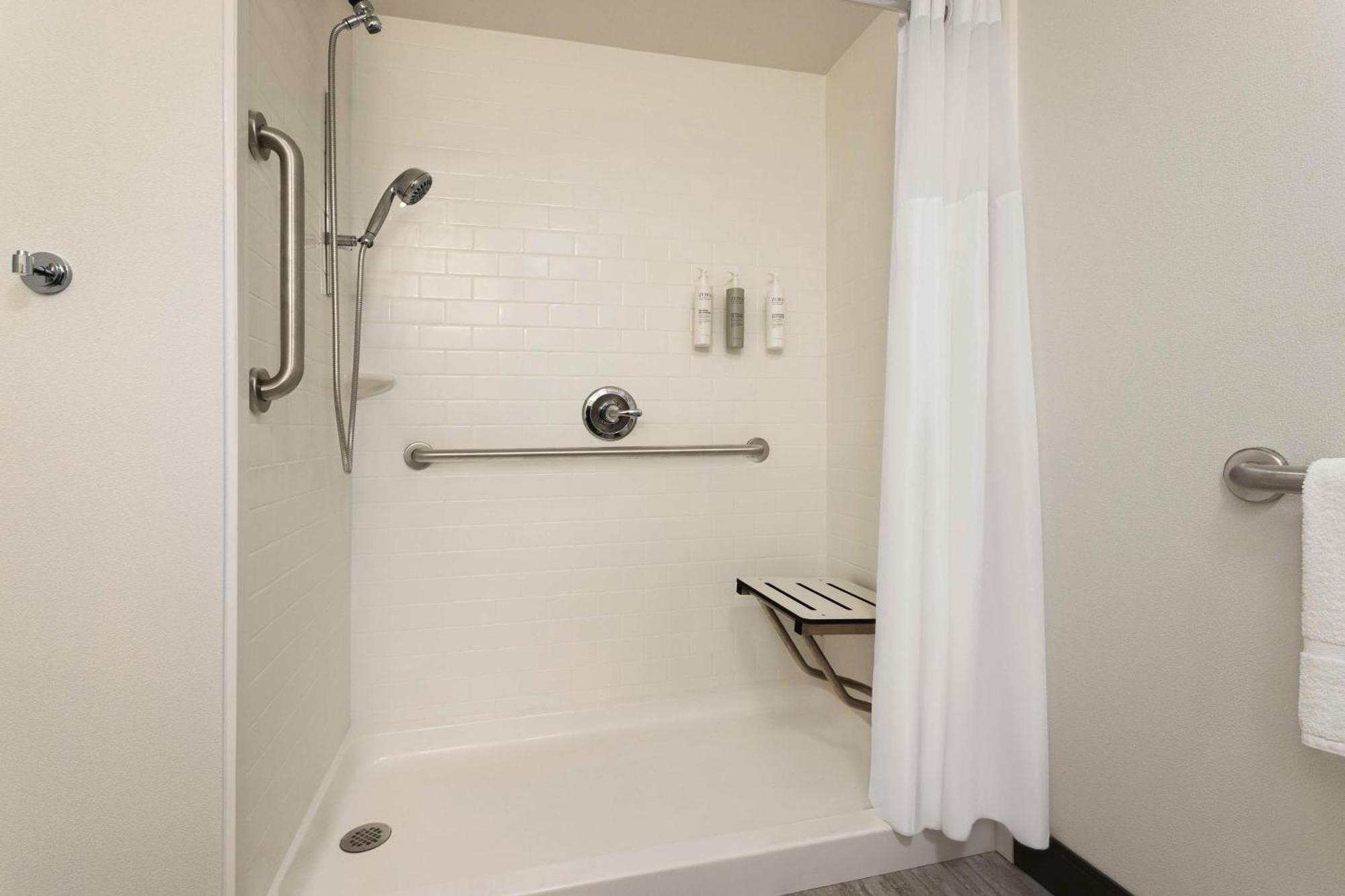 King Room with Sofa Bed - Hearing Accessible,1537661029:JPEG