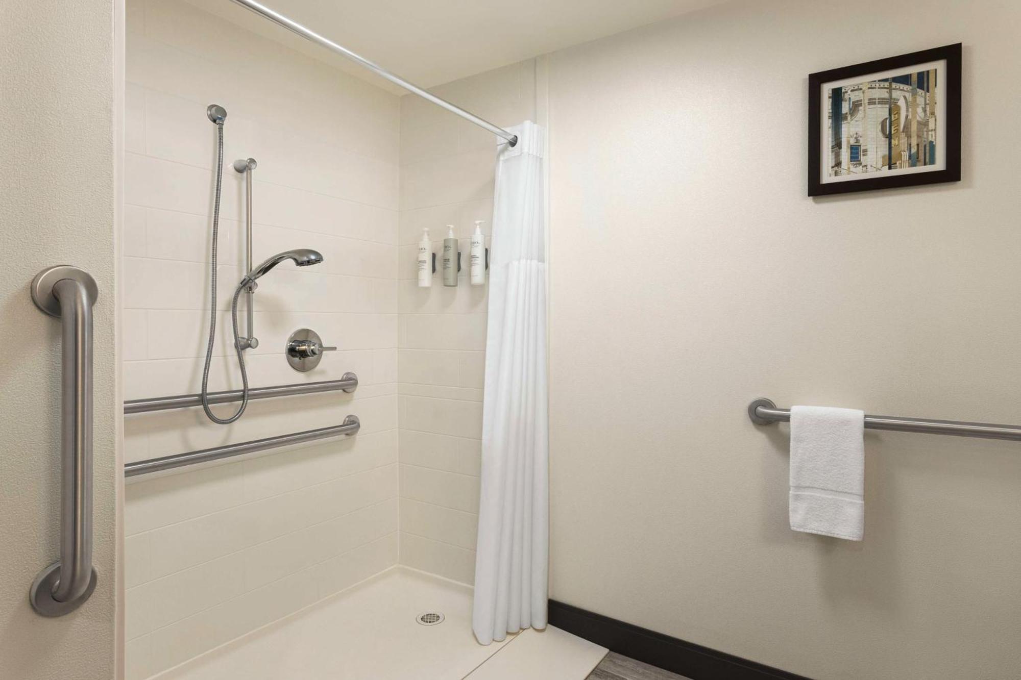 Queen Room with Roll-In Shower - Mobility Access/Non-Smoking,1706508895:JPEG