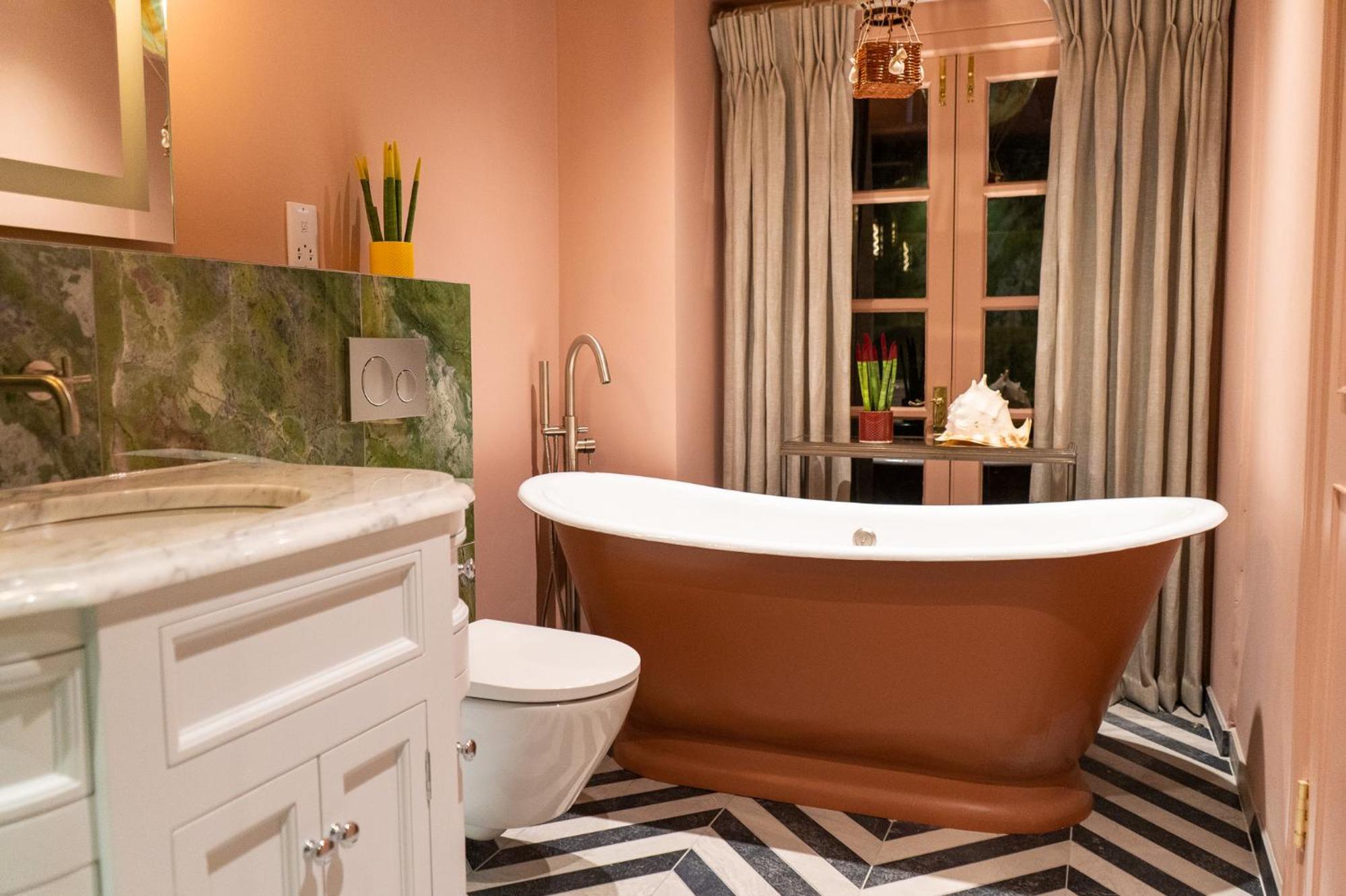 Roomy Room,1538099746:JPEG