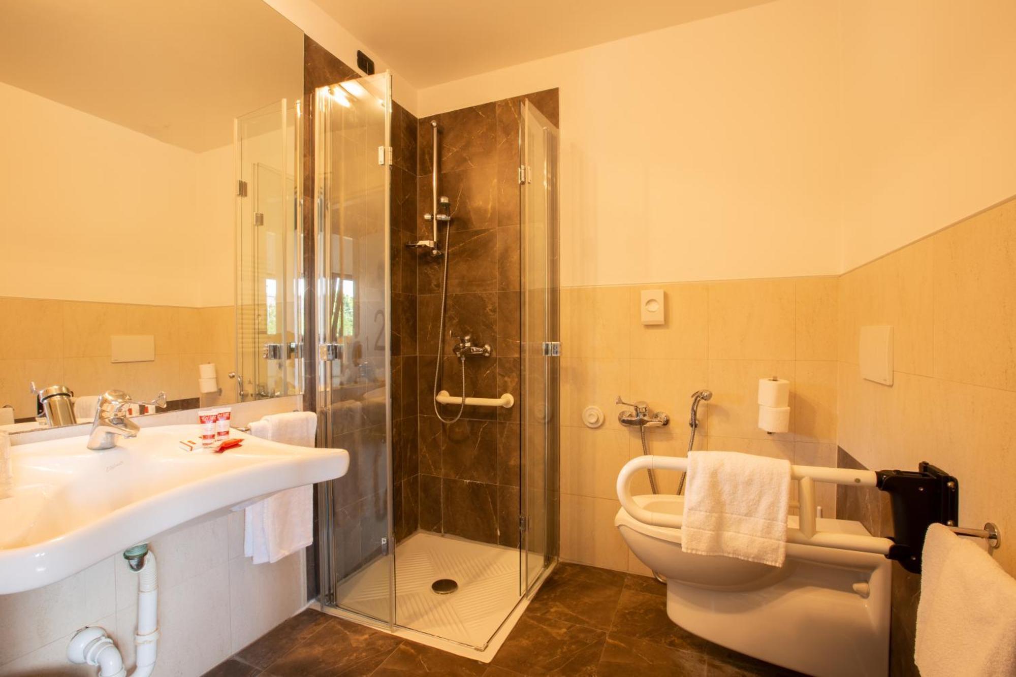 Double or Twin Room with Disability Access,1538587246:JPEG