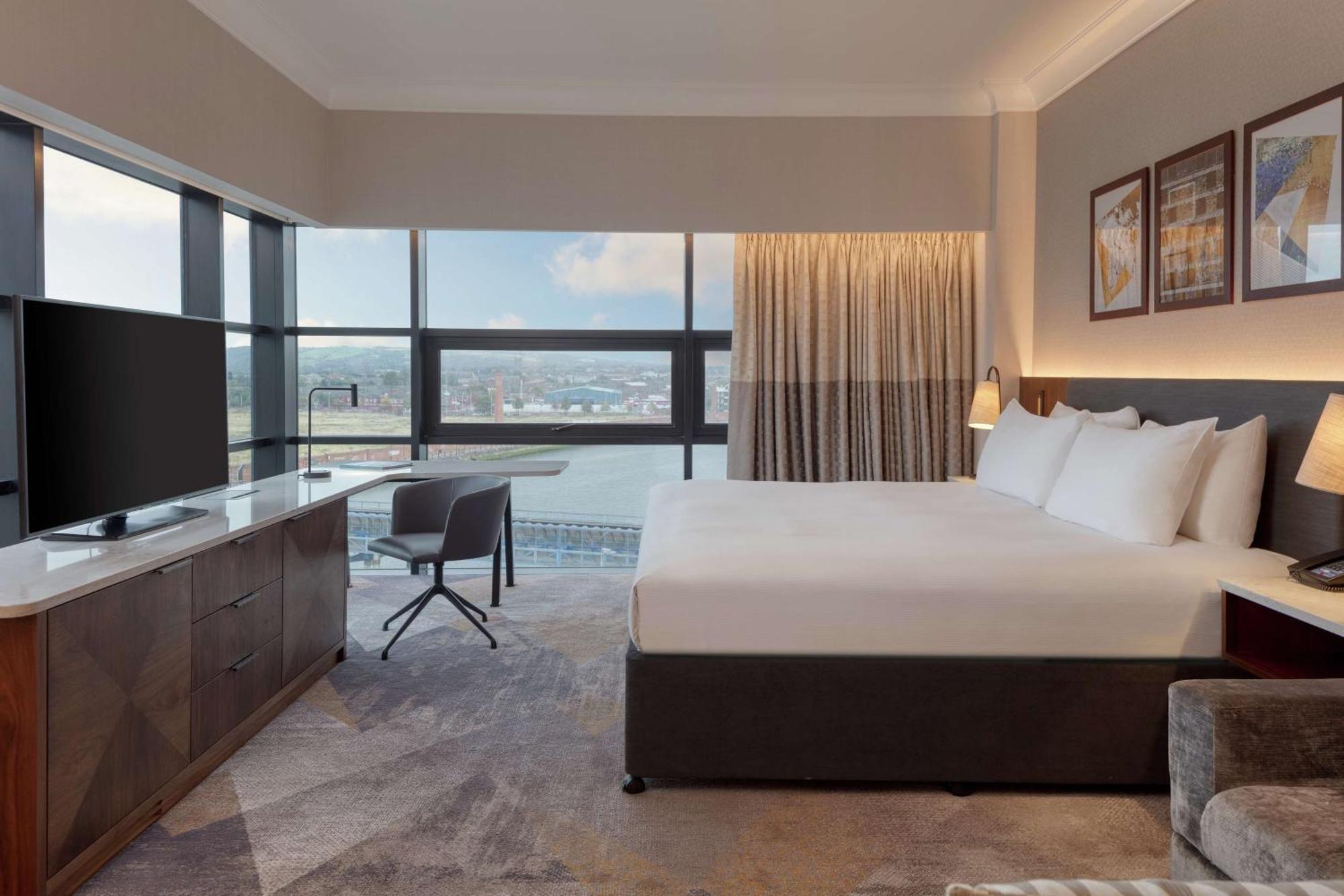 Junior King Suite with Executive Lounge and View,1538967115:JPEG