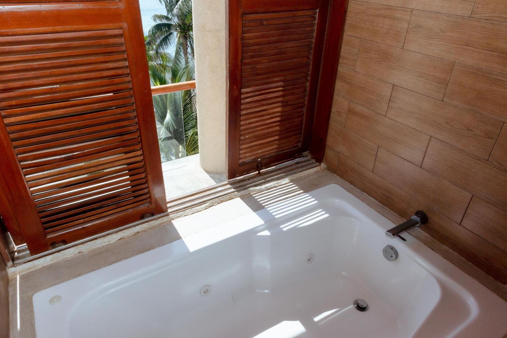 Habitación con cama extragrande, vistas al mar y jacuzzi