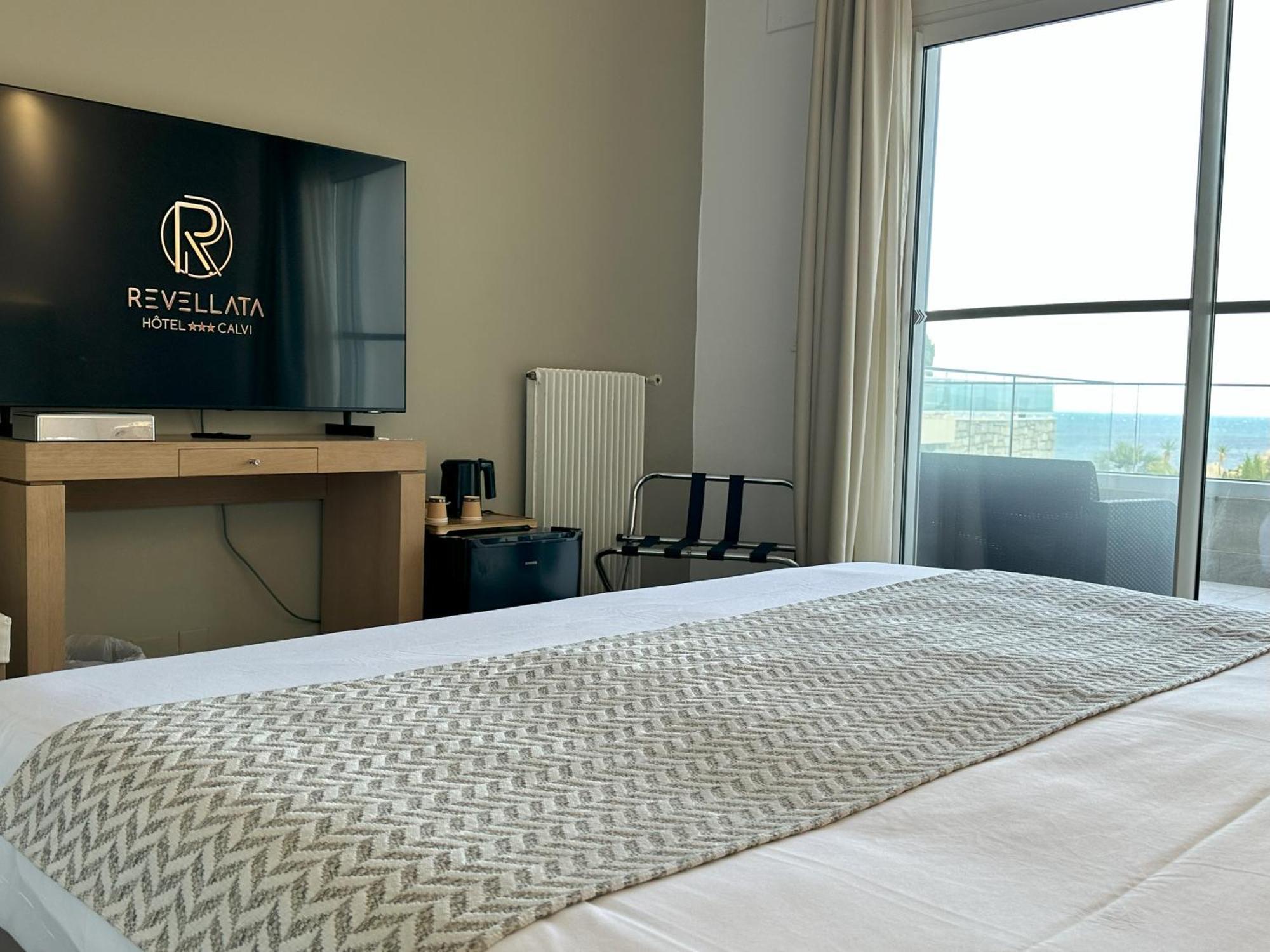 L Large Double or Twin Room Terrace Sea Pool View