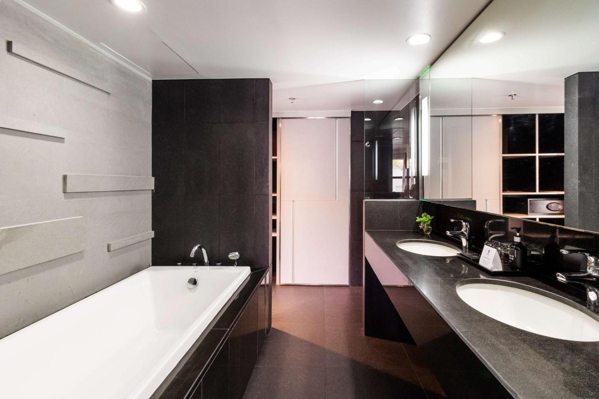 King Suite Bath Tub Non-Smoking