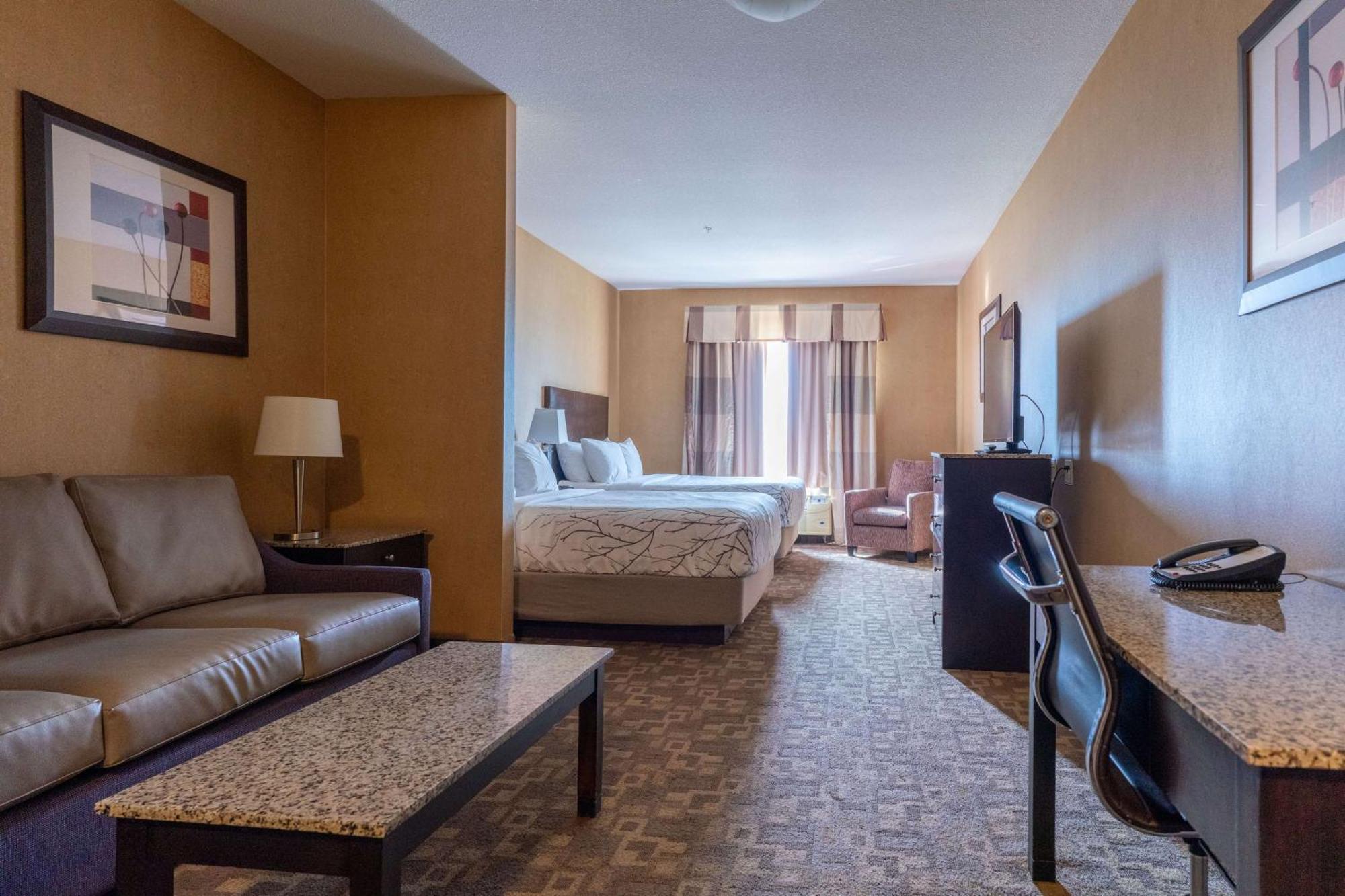 Family Queen Suite Two Queen Beds Sofa Bed or Non-Smoking