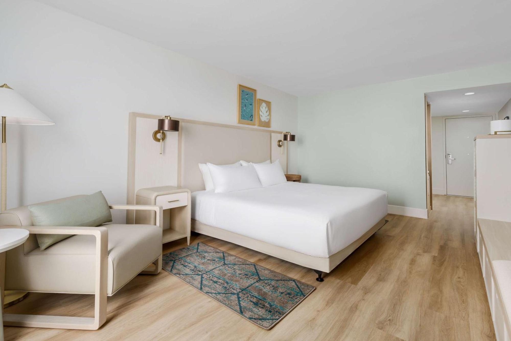 King Room with Roll-In Shower - Disability Access,1555866220:JPEG