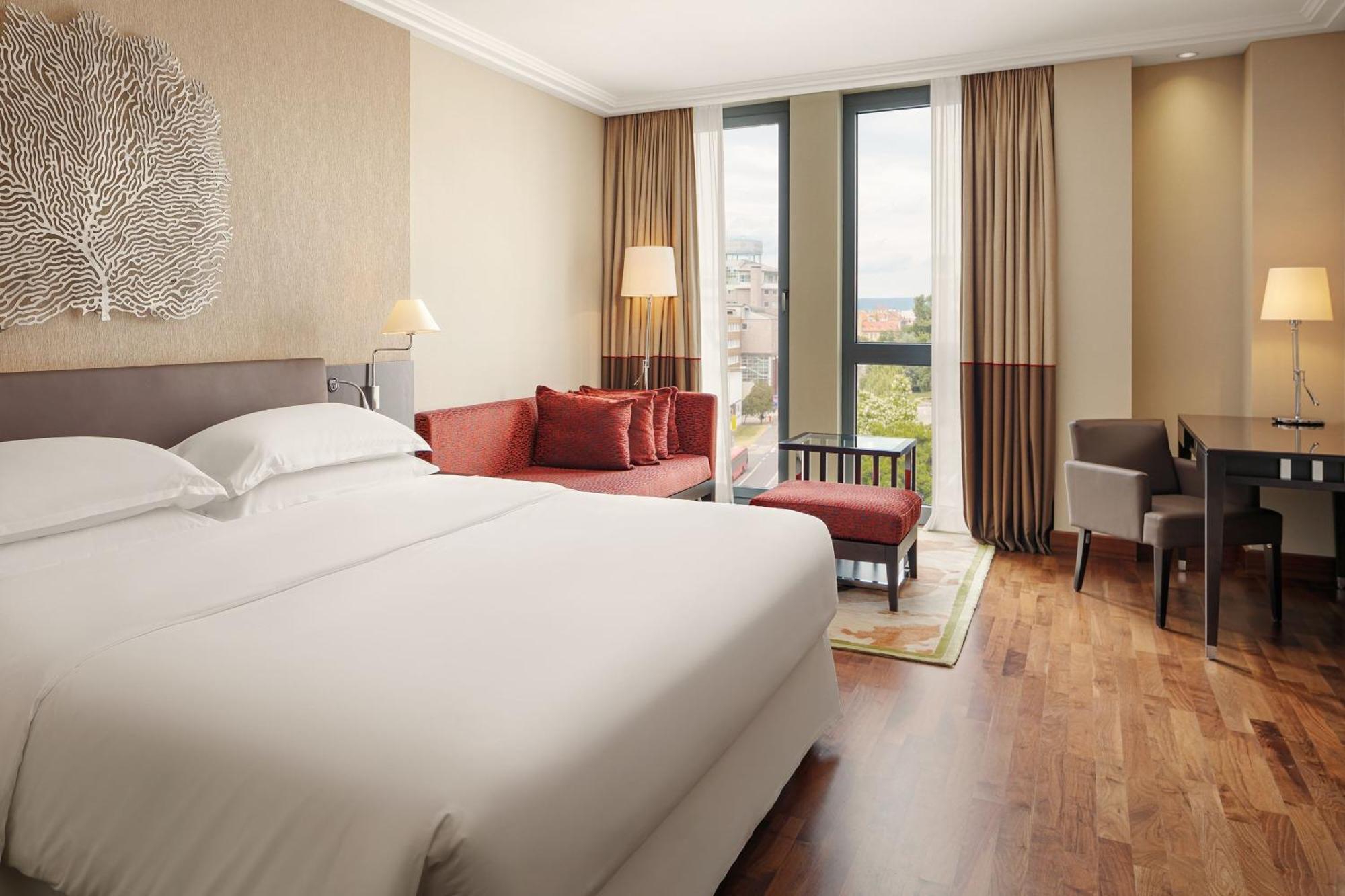 Deluxe, Larger Guest room, 1 King,1580437591:JPEG