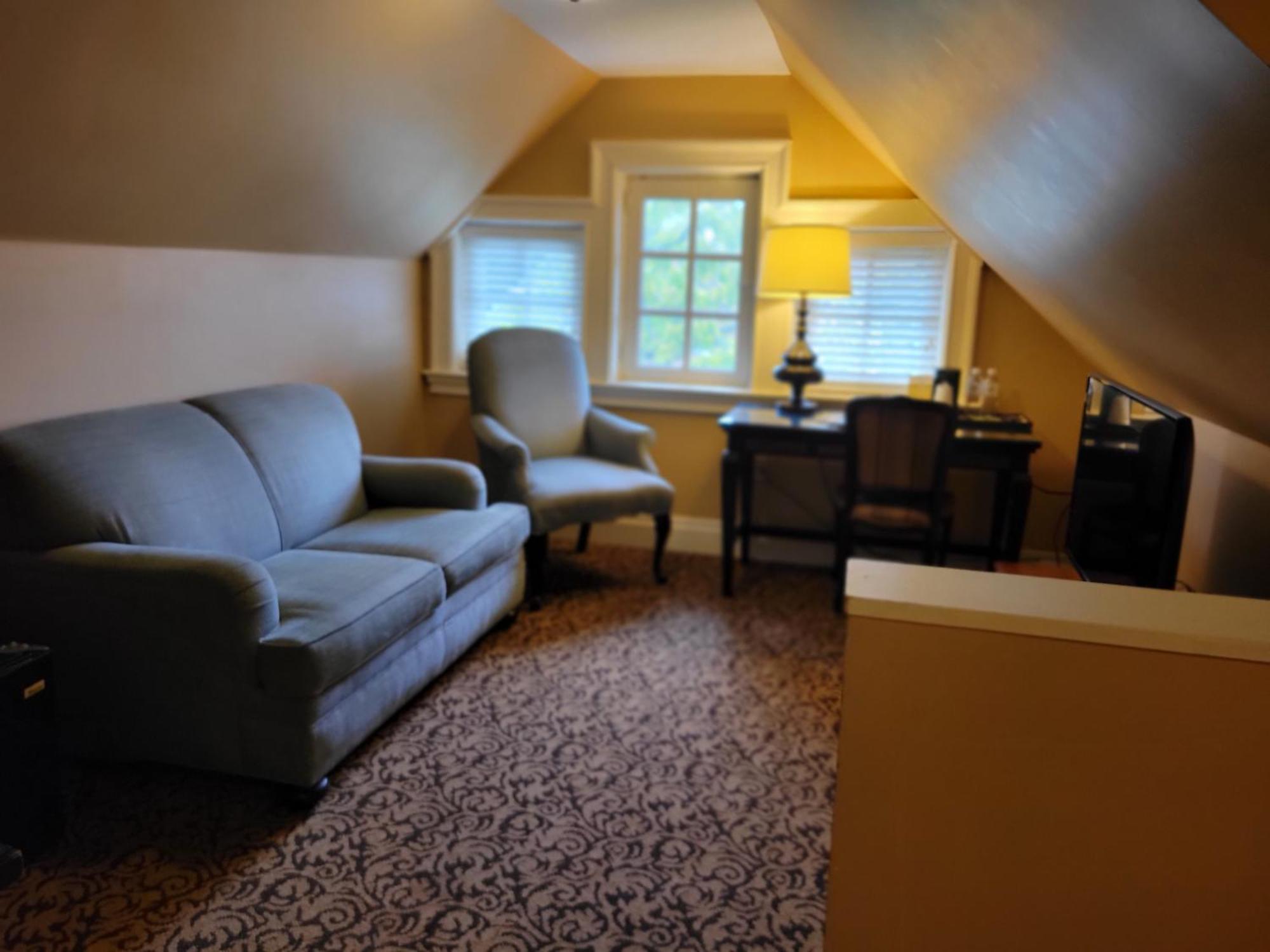 Deluxe Suite with King Bed - Sofa Bed,1544073949:JPEG