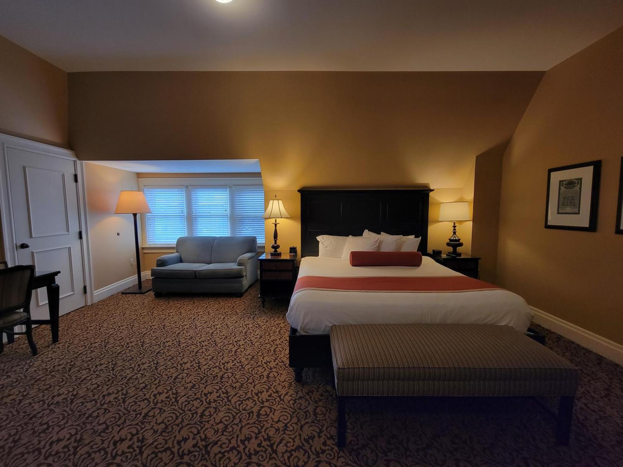 Deluxe Suite King Bed Sofa Bed