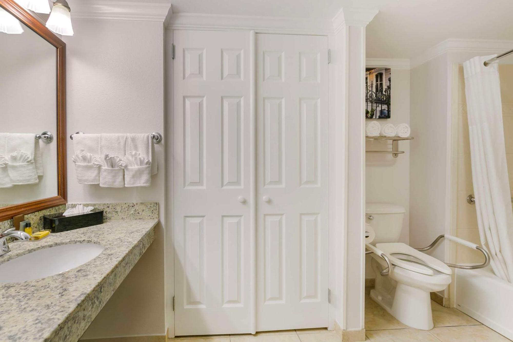 Queen Room Roll Shower Mobility Accessible or Non-Smoking,1545112168:JPEG