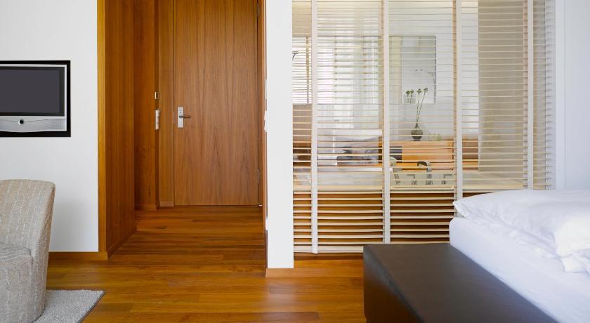 Premier Room Lateral lake view