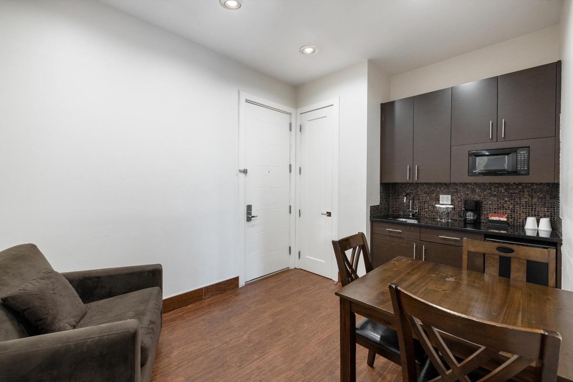 One-Bedroom Suite Two Twin Beds Non-Smoking
