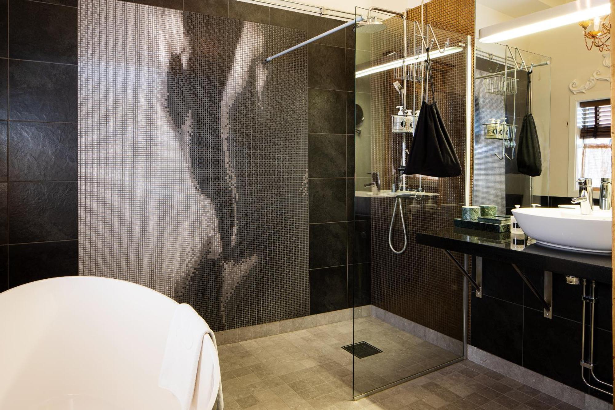 Double Room,1546195879:JPEG